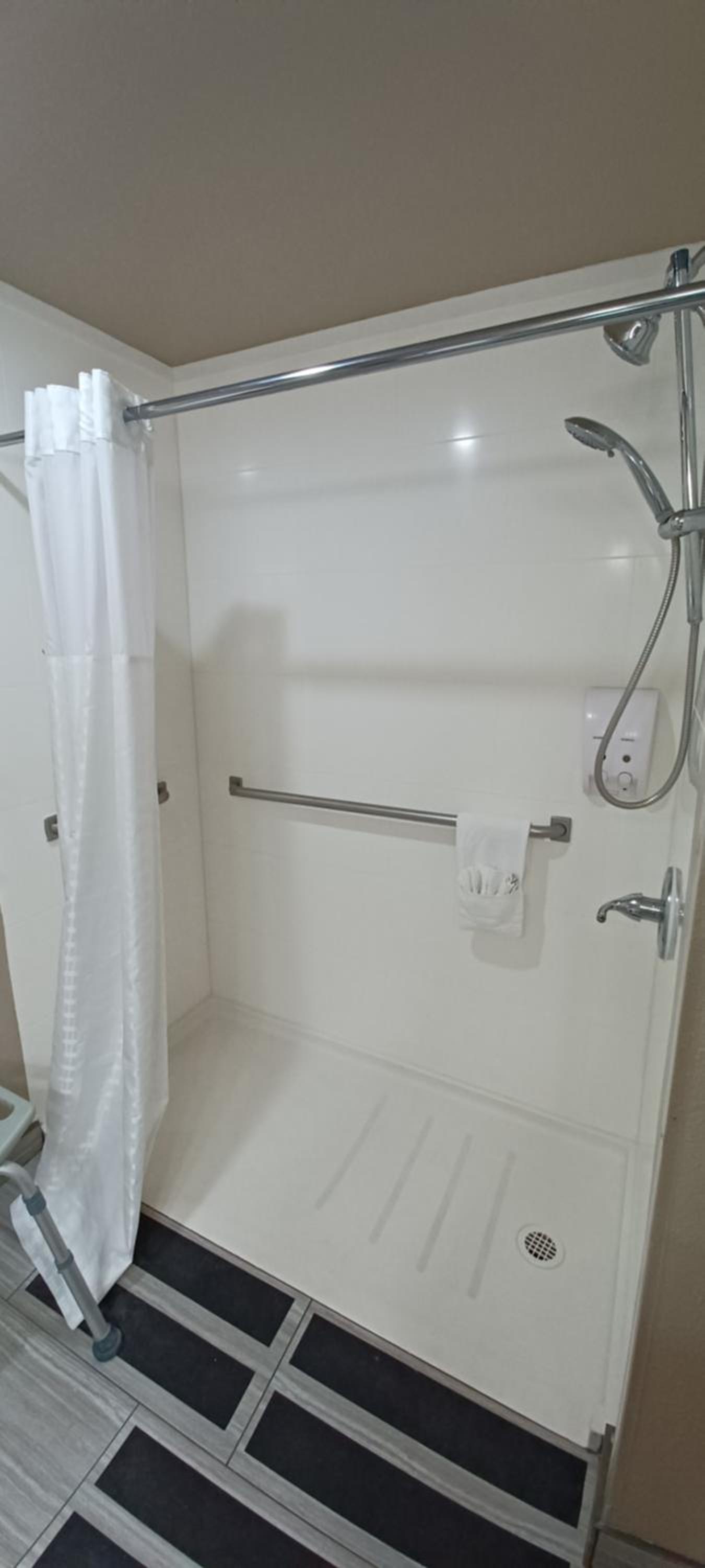 Queen Room with Two Queen Beds and Roll-In Shower - Mobility Accessible/Non-Smoking - Photo 14