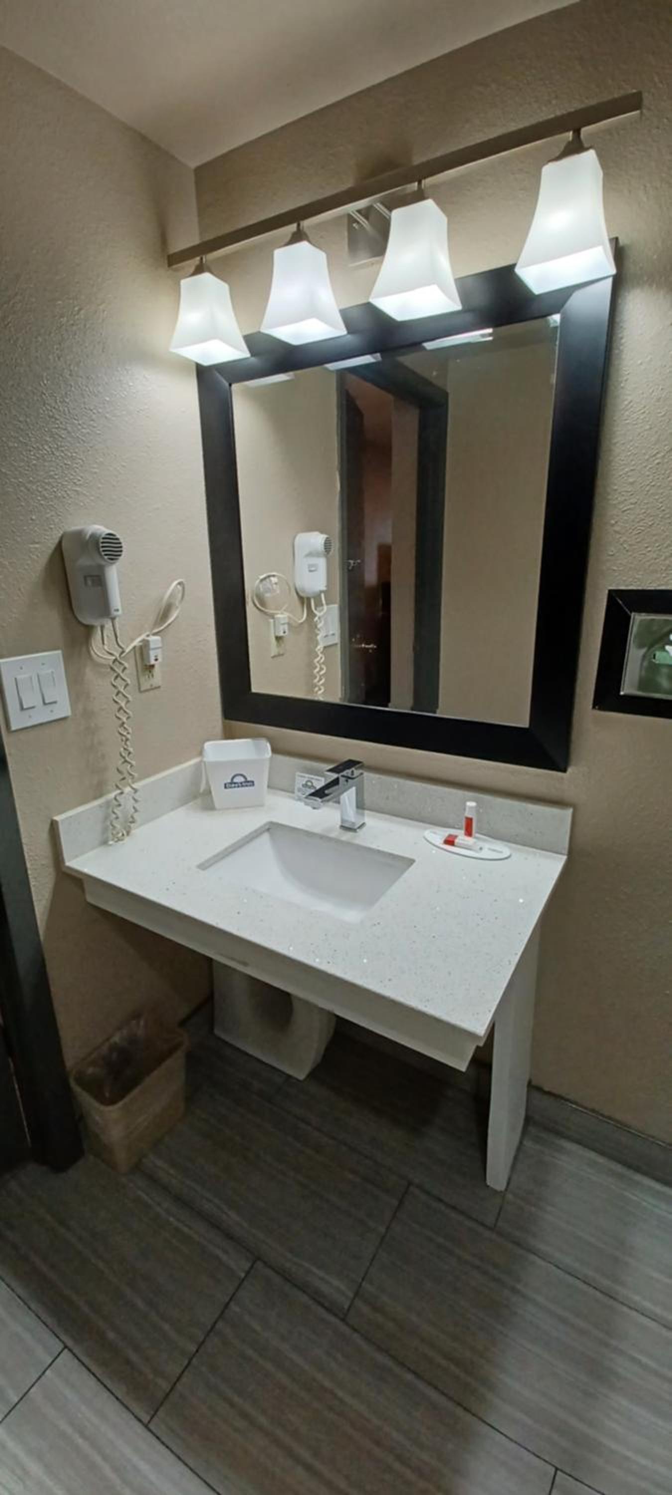 Queen Room with Two Queen Beds and Roll-In Shower - Mobility Accessible/Non-Smoking - Photo 12
