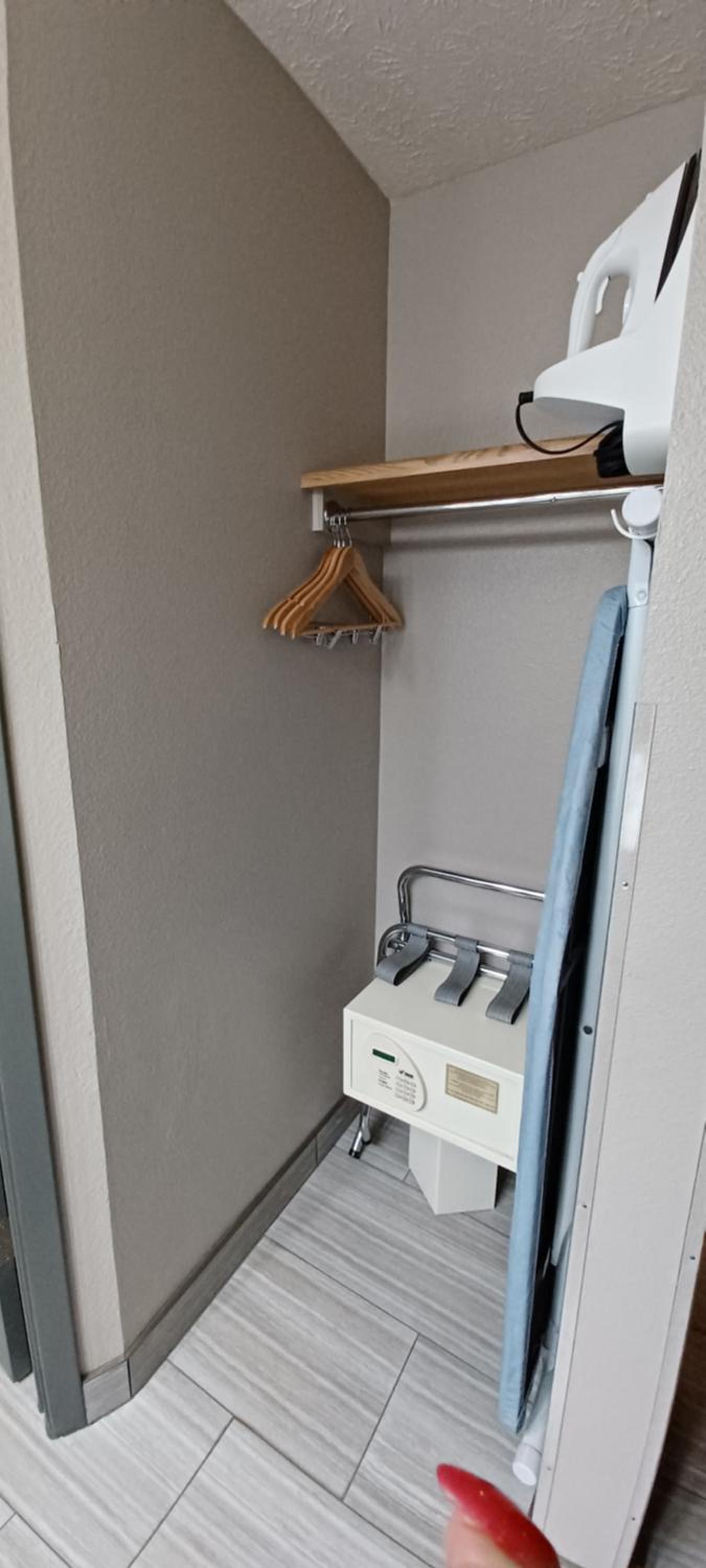 King Room - Non-Smoking - Photo 6