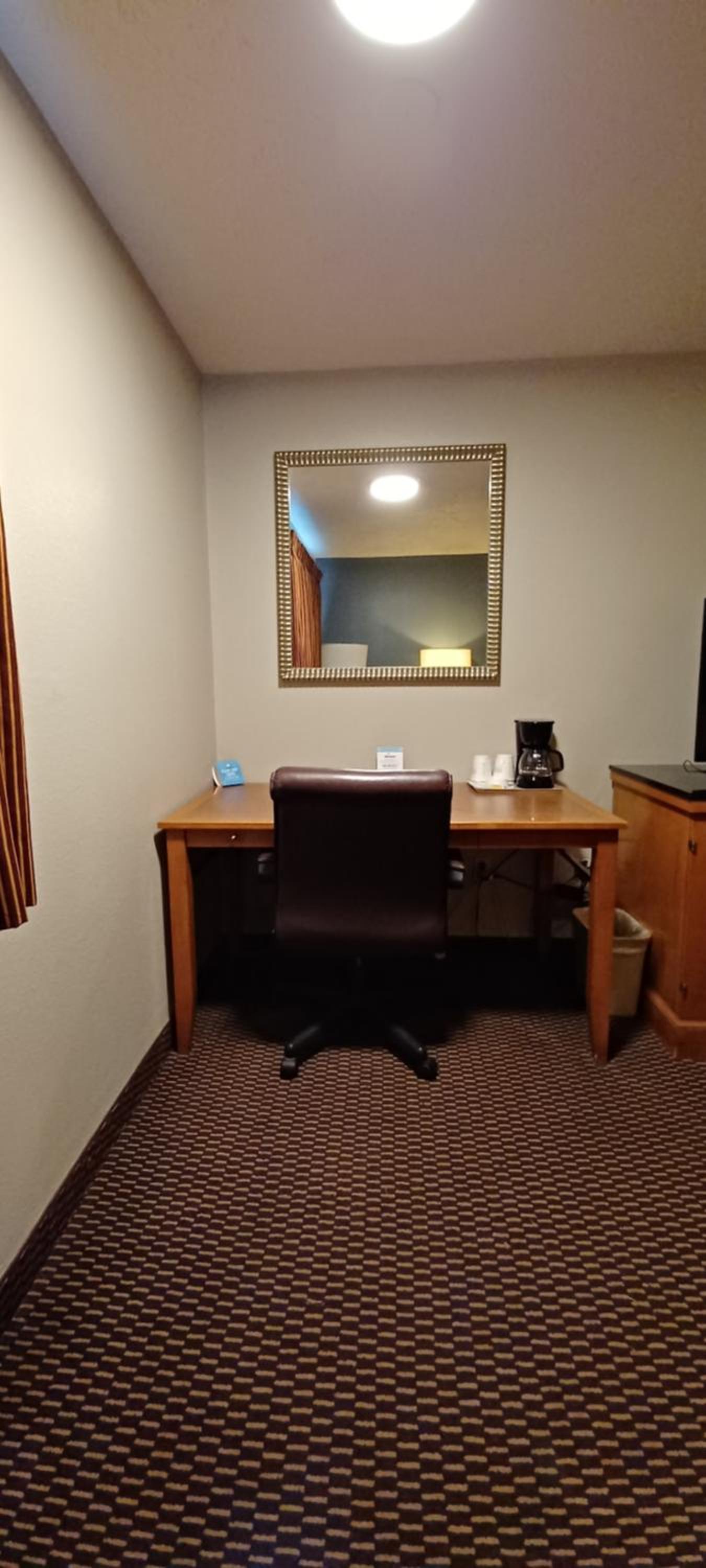 King Room - Non-Smoking - Photo 5