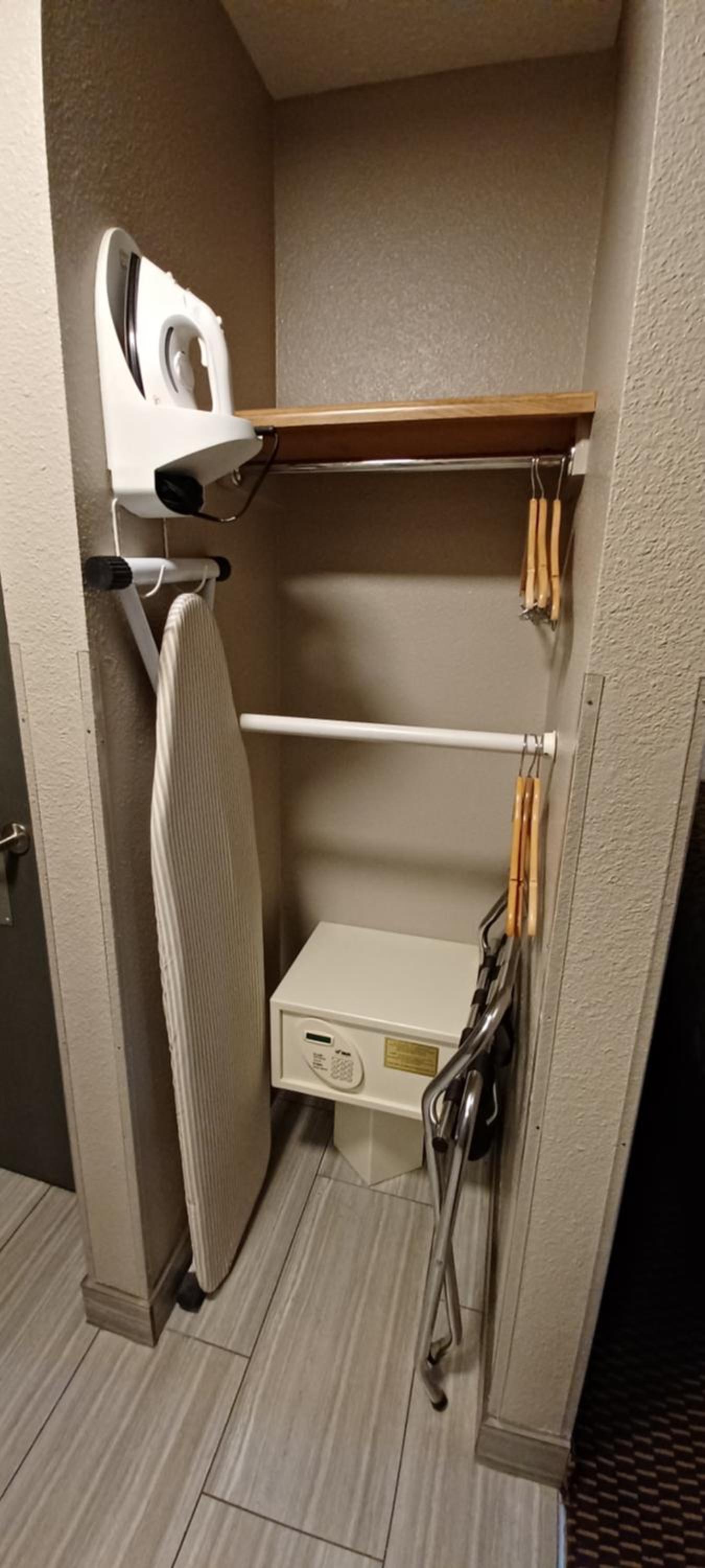 Queen Room with Two Queen Beds and Roll-In Shower - Mobility Accessible/Non-Smoking - Photo 16