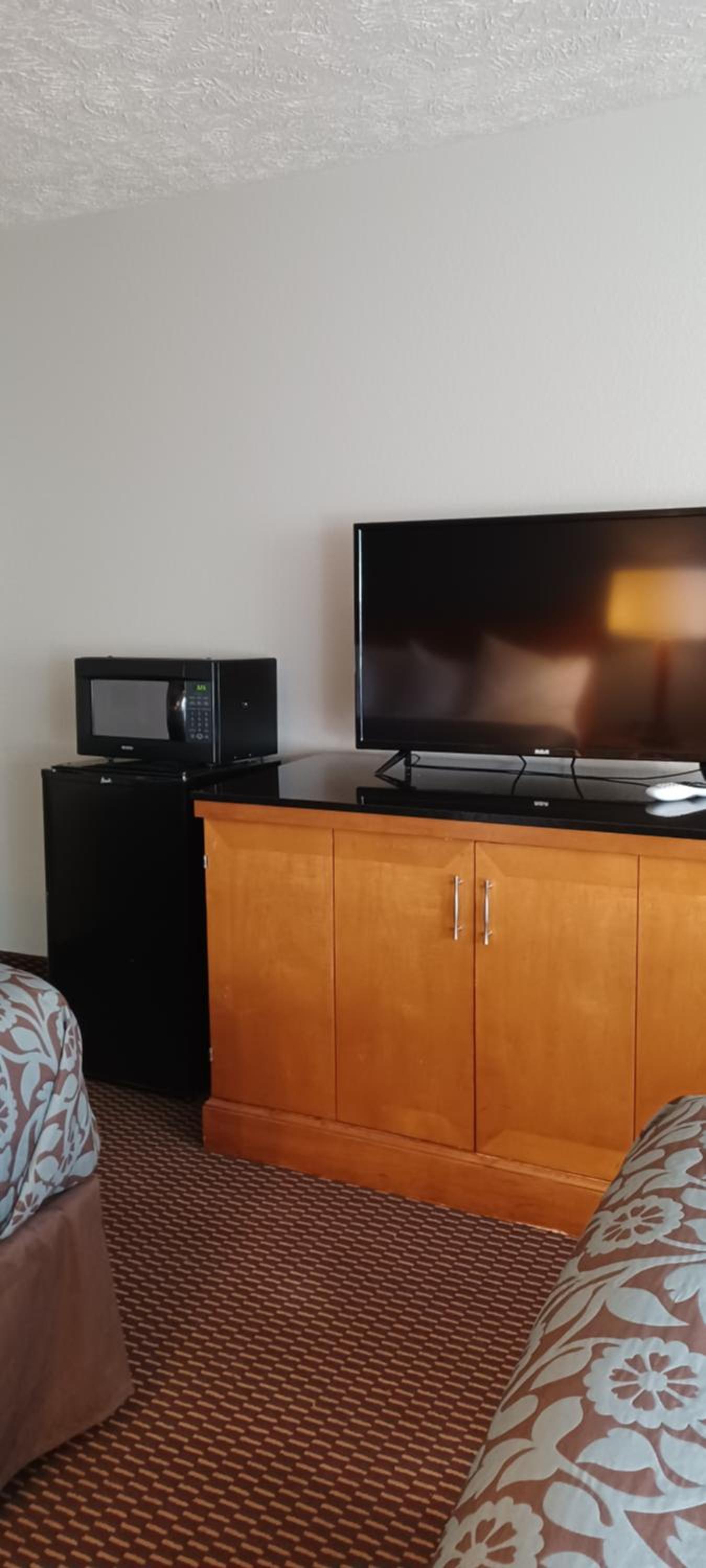Queen Room with Two Queen Beds and Roll-In Shower - Mobility Accessible/Non-Smoking - Photo 13