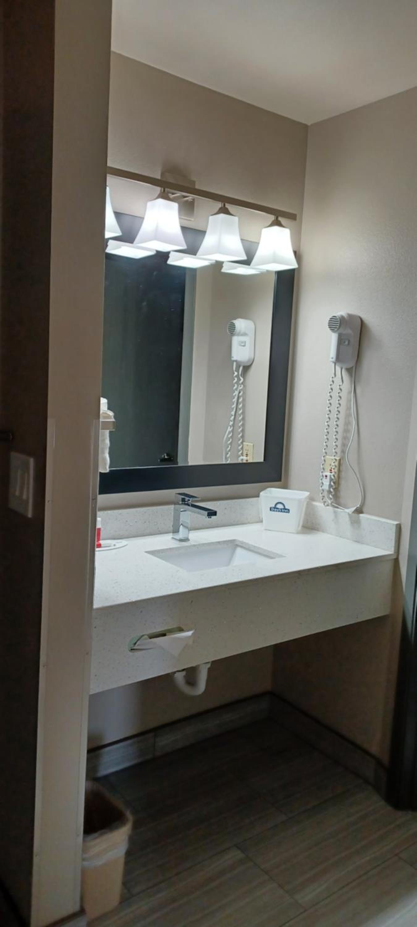 Deluxe King Room - Non-Smoking - Photo 16