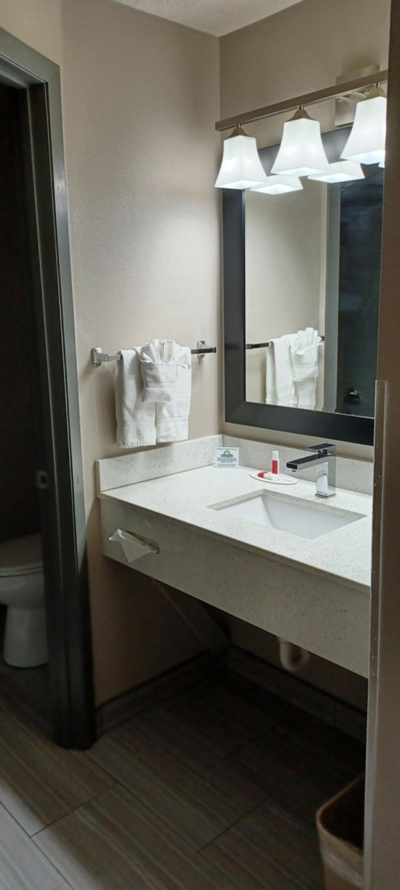 King Room - Non-Smoking - Photo 7