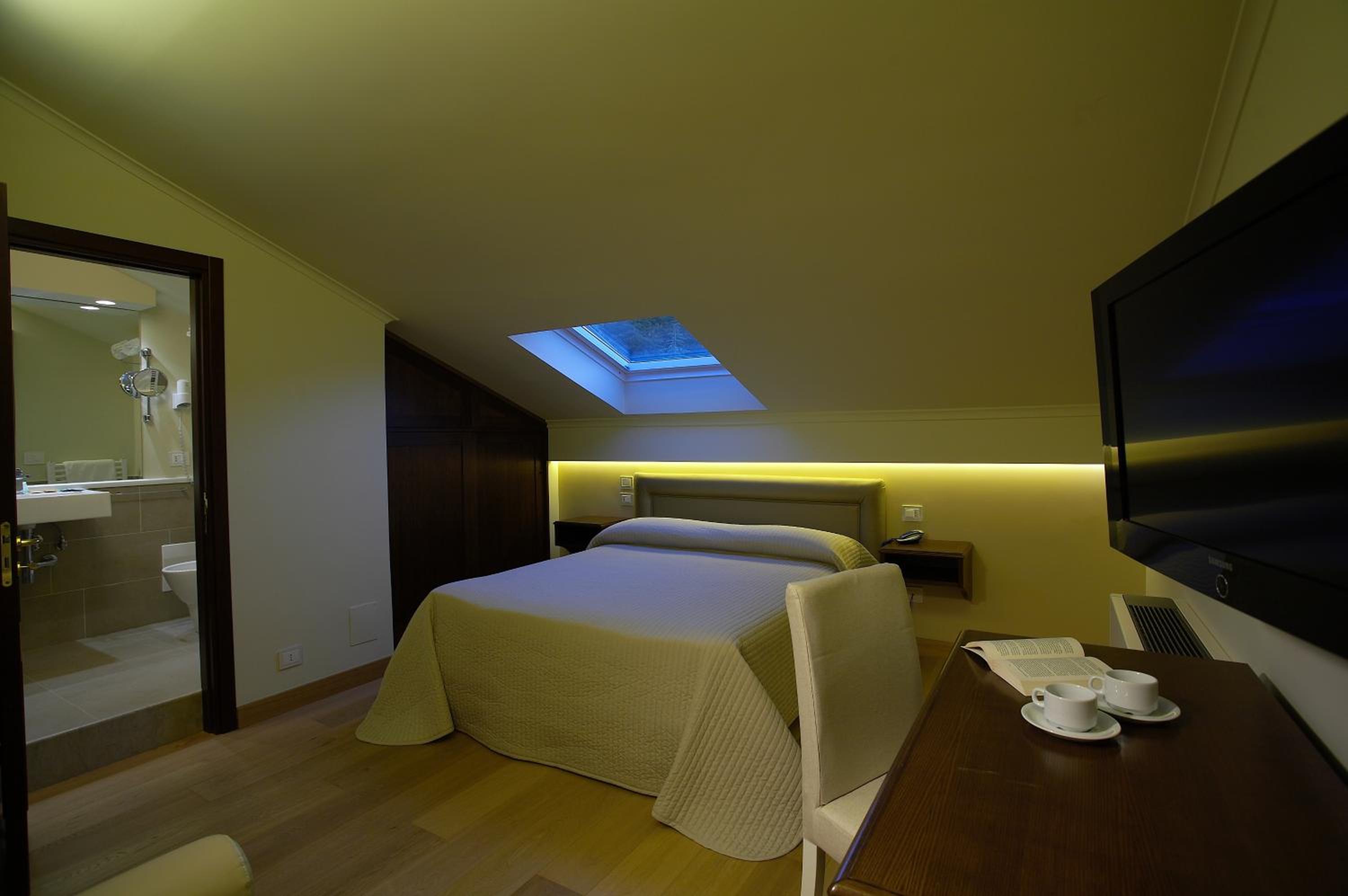 Attic Double or Twin Room - Photo 4