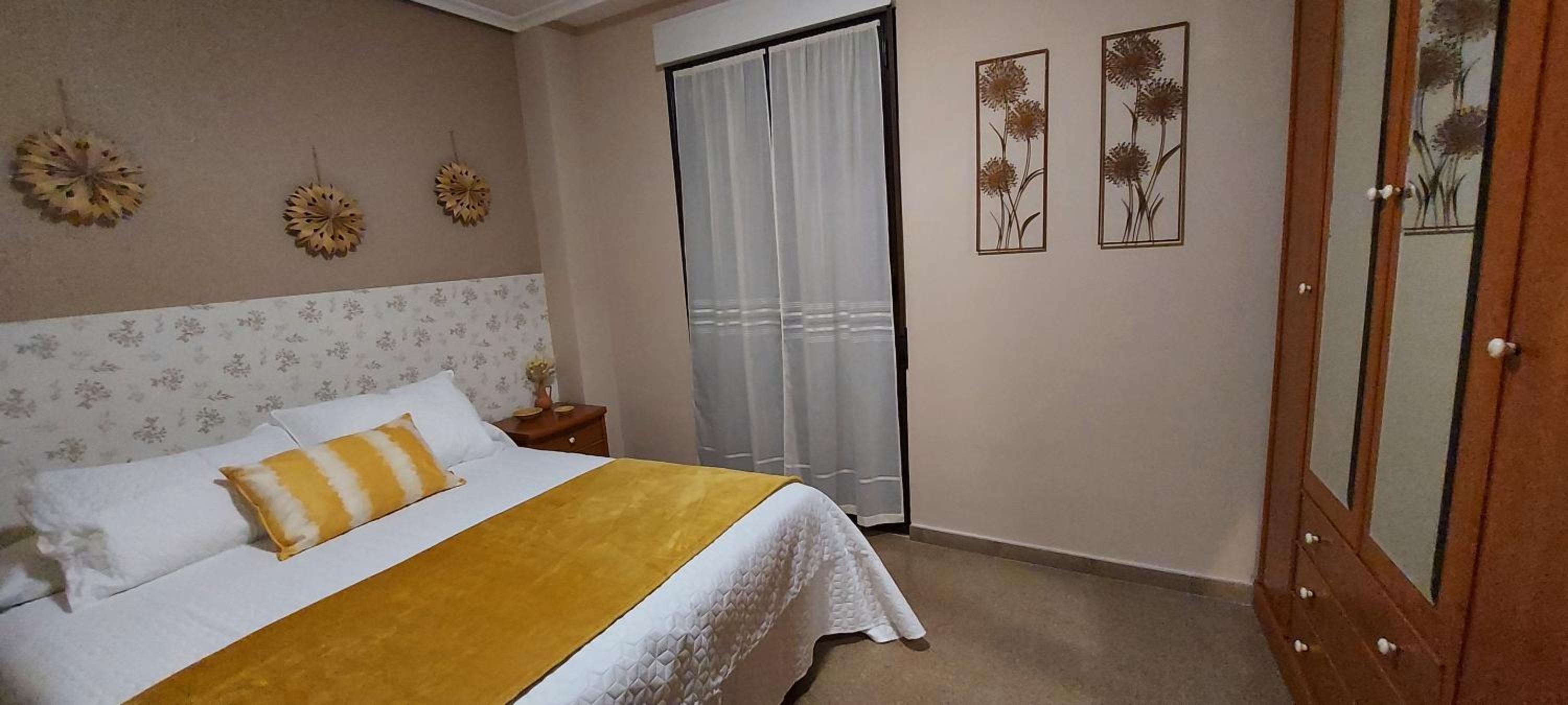 Five-Bedroom House - Photo 8