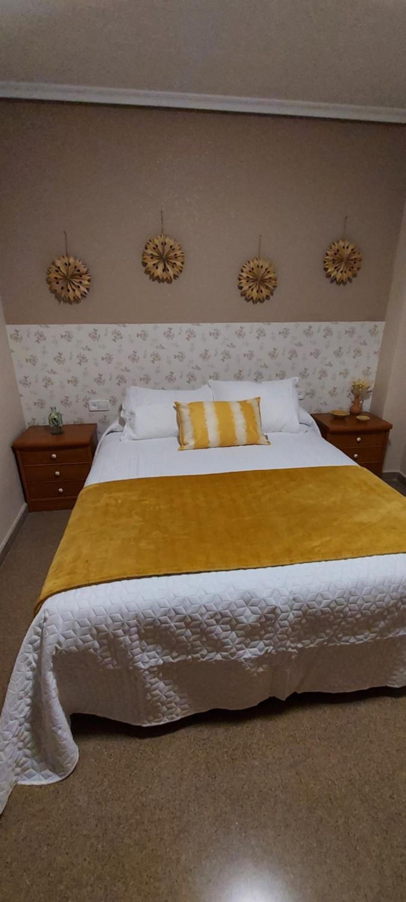 Five-Bedroom House - Photo 7