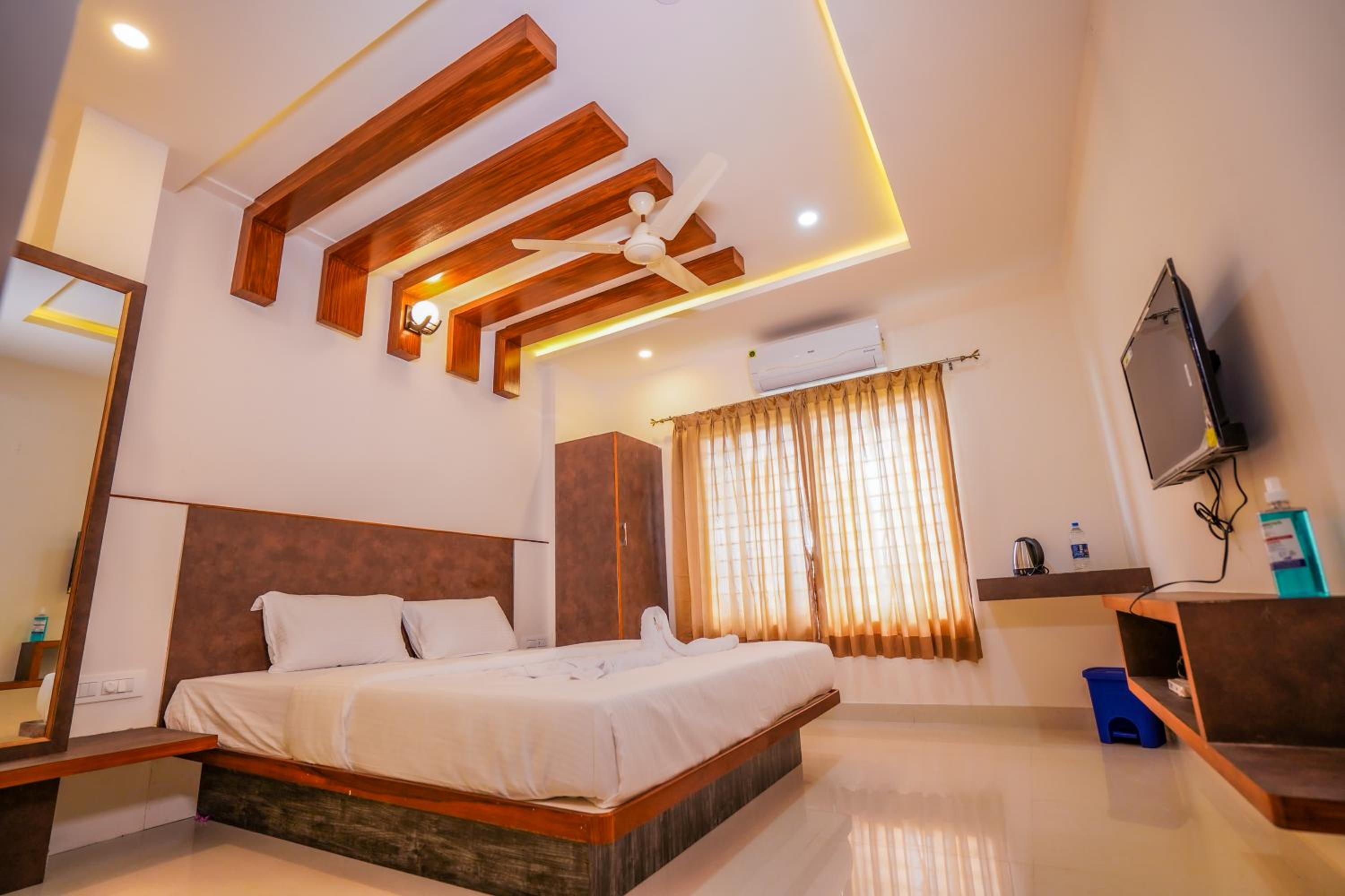 Deluxe King Room photo 2