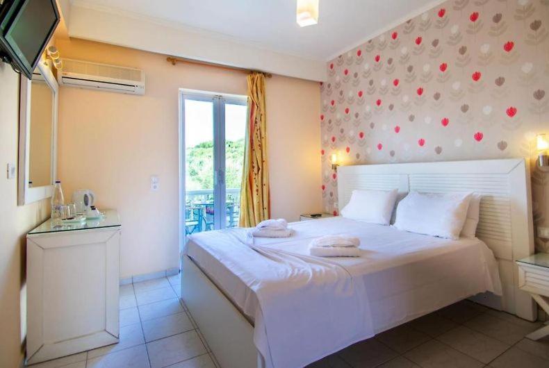 Double Room with Pool View photo 2