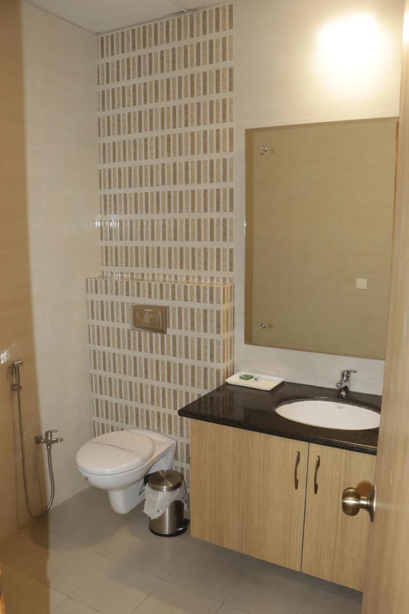 Suite with Pool View - Photo 10