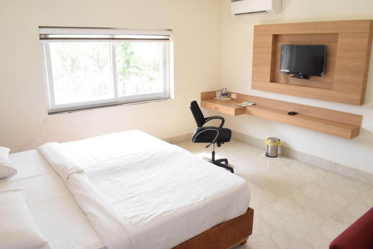 Suite with Pool View - Photo 2