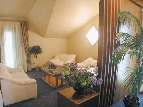 Large Suite photo 3