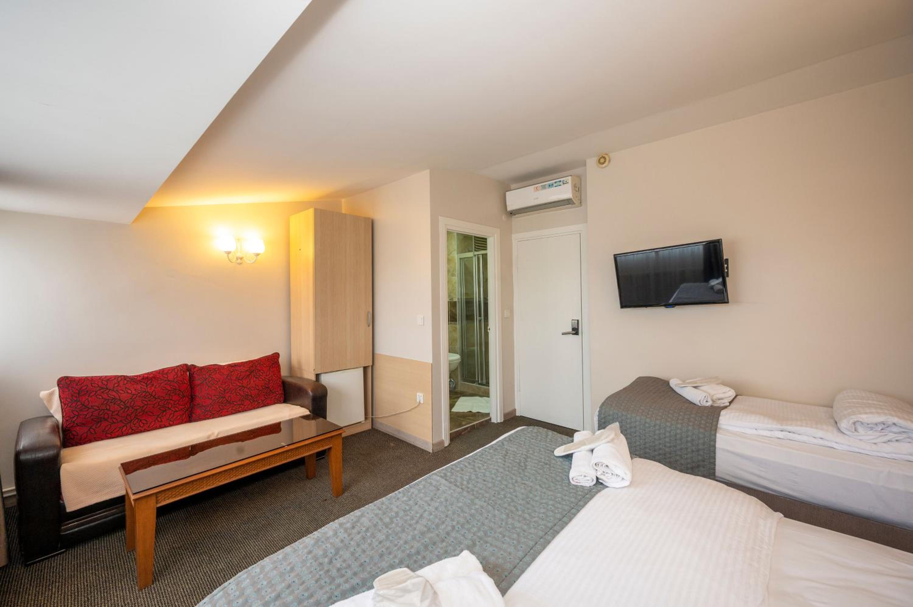 Standard Triple Room photo 2