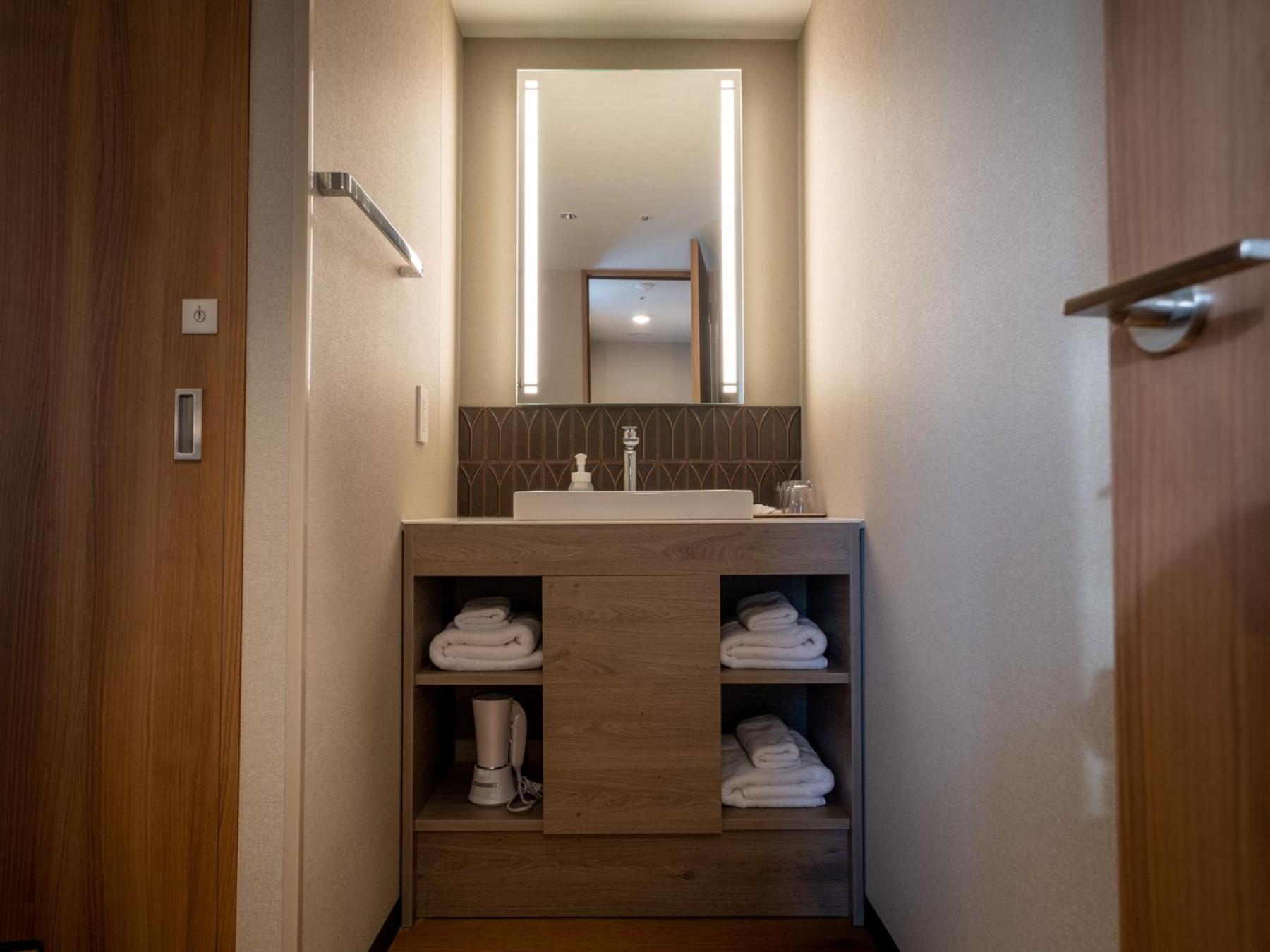Corner Twin Room (2 Adults) - Non-Smoking - Photo 7