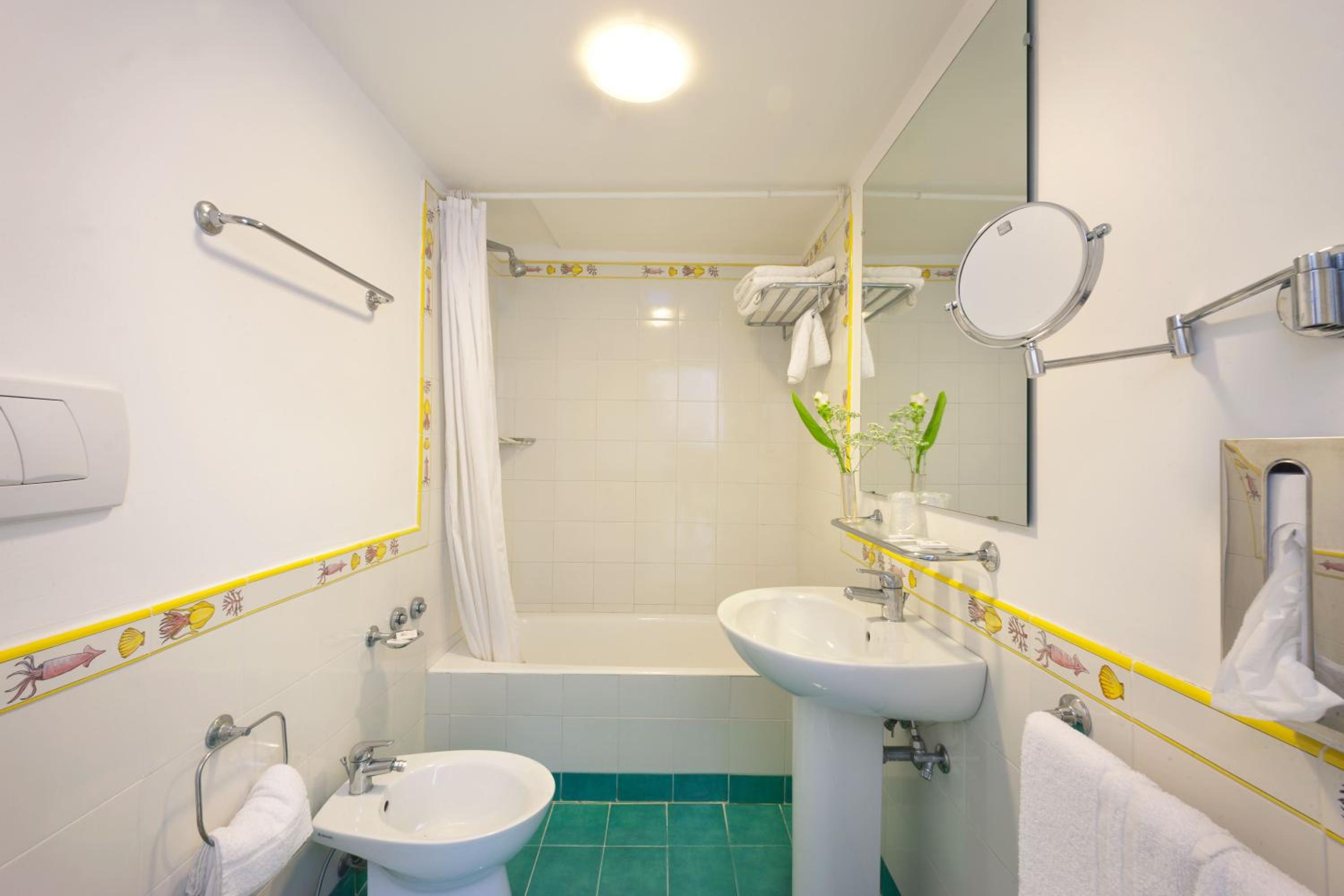Double or Twin Room with Sea View - Photo 10