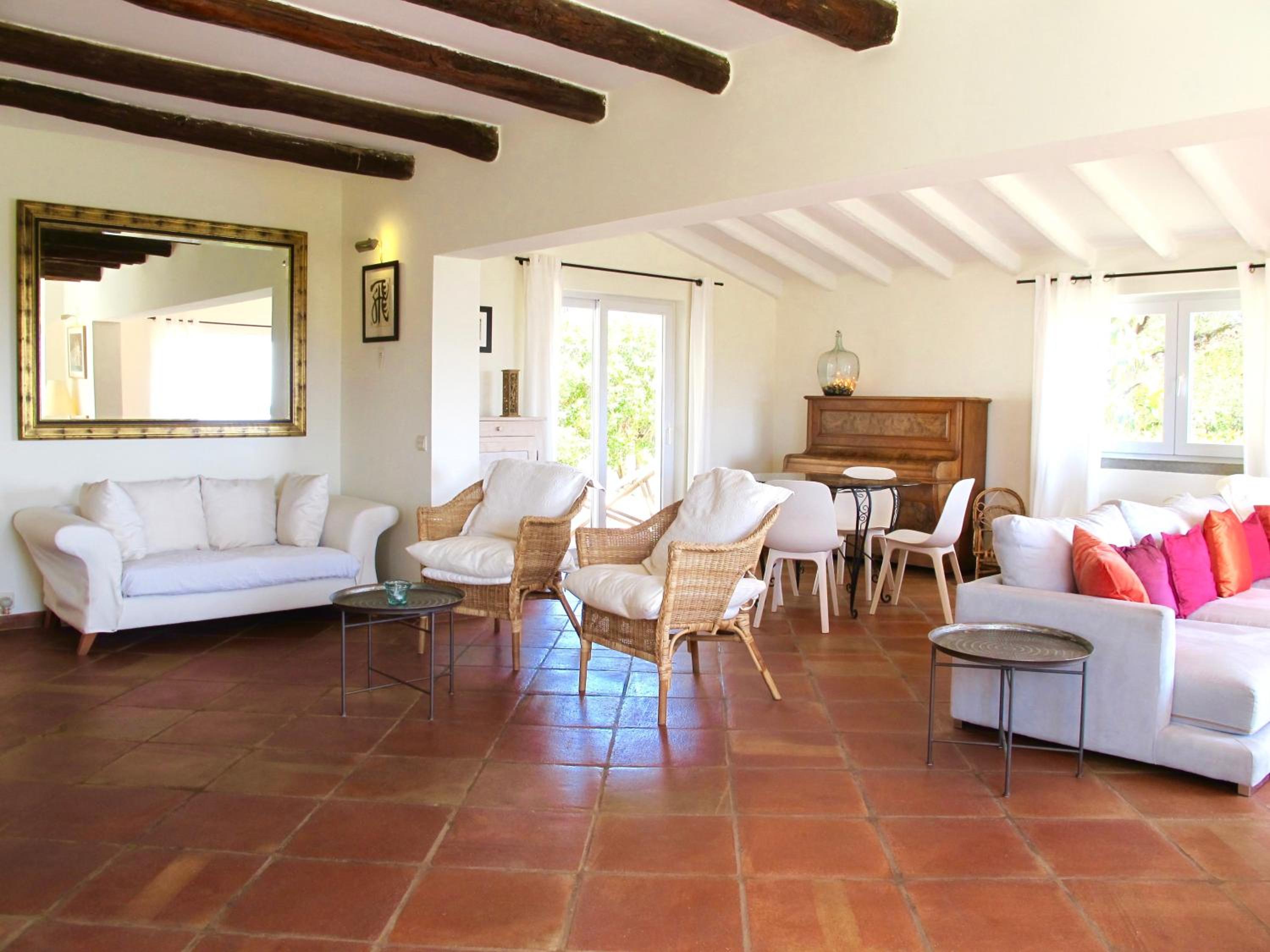 Five-Bedroom House photo 2