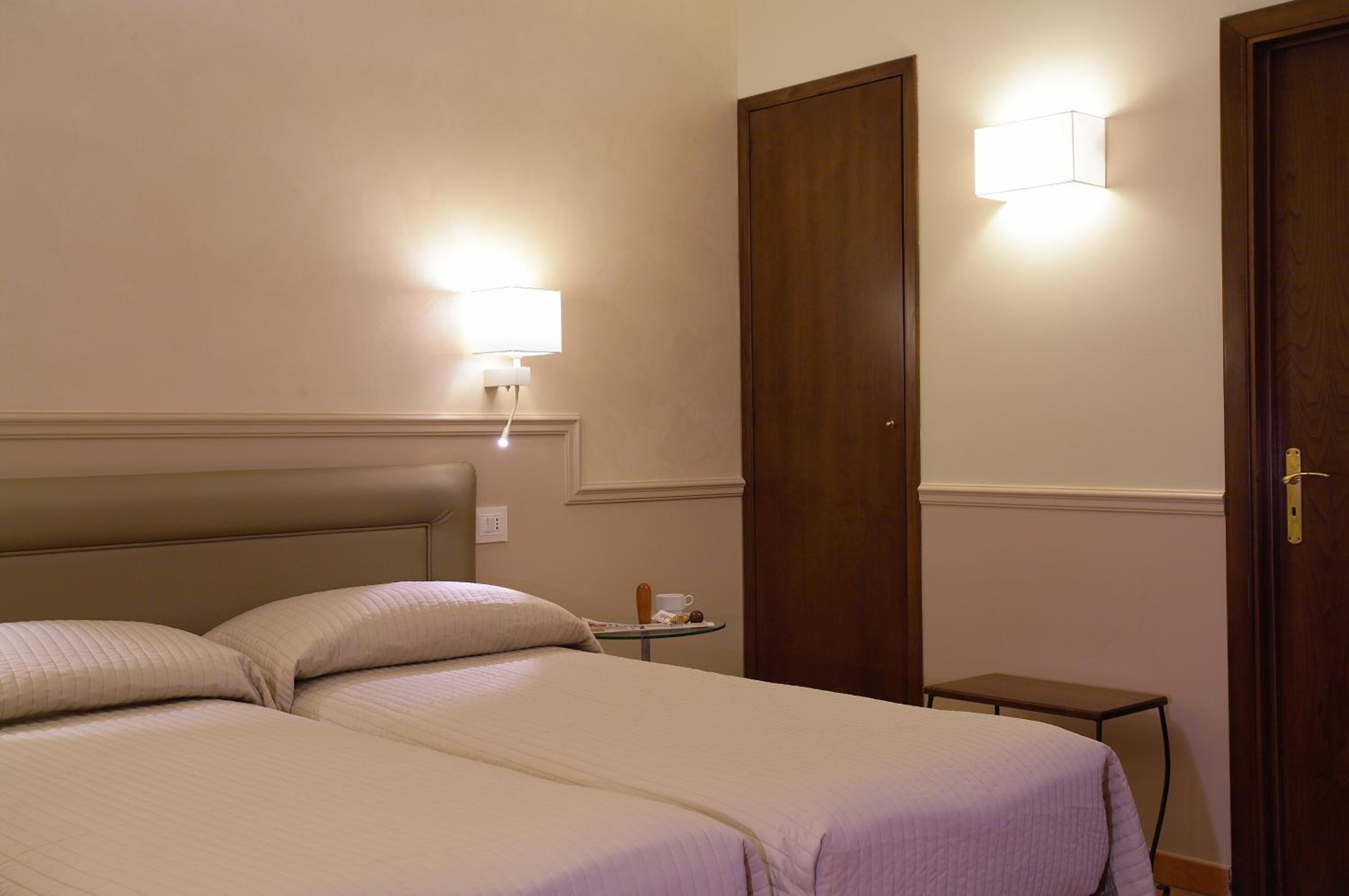Double or Twin Room - Photo 4
