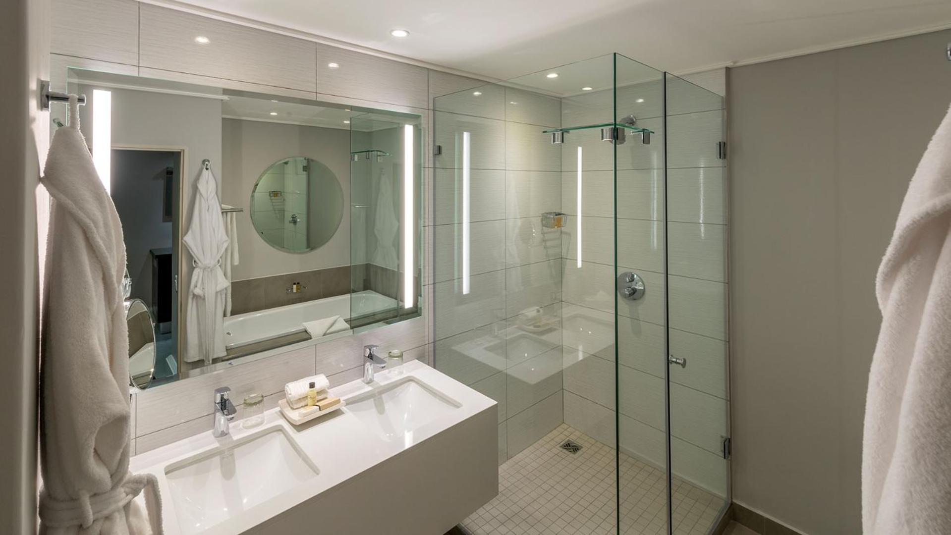 Superior Double Room with Mountain and Harbor View - Photo 15