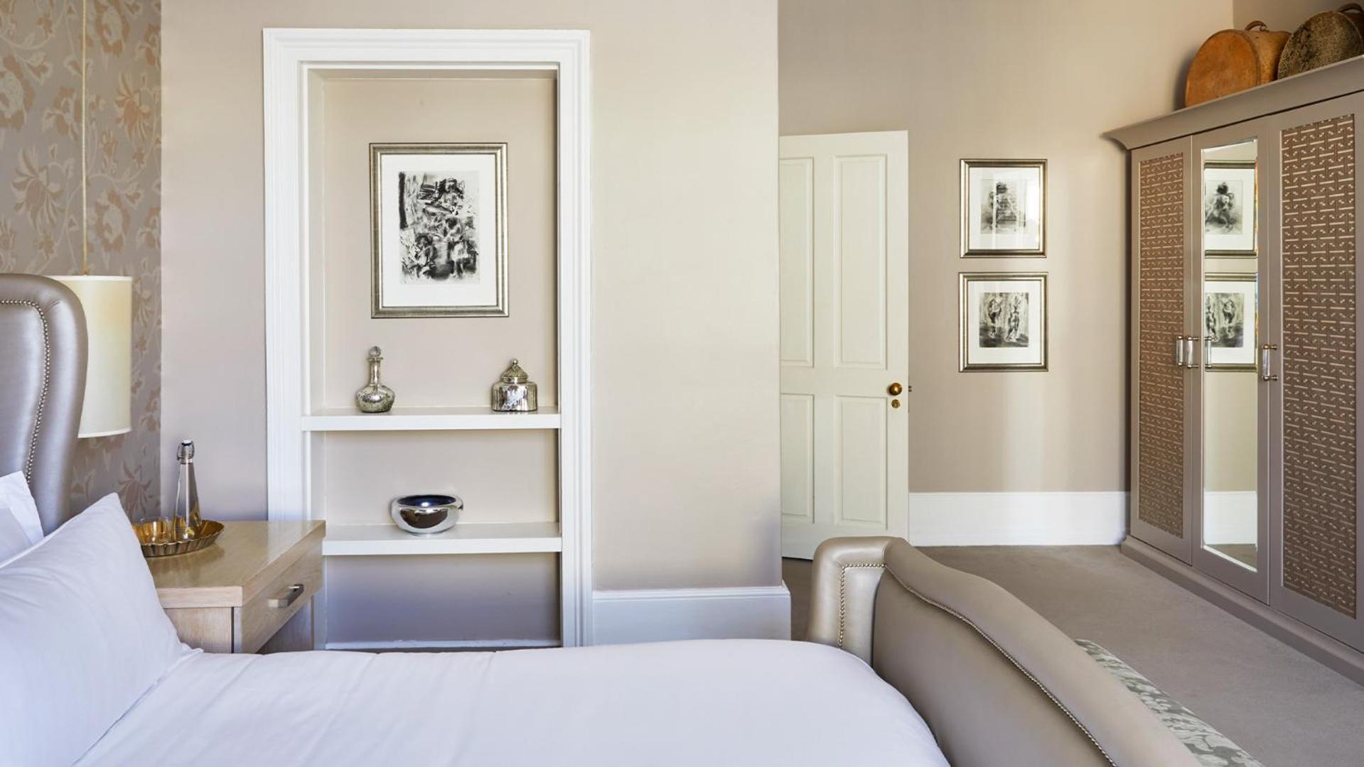 Luxury Suite - Photo 8