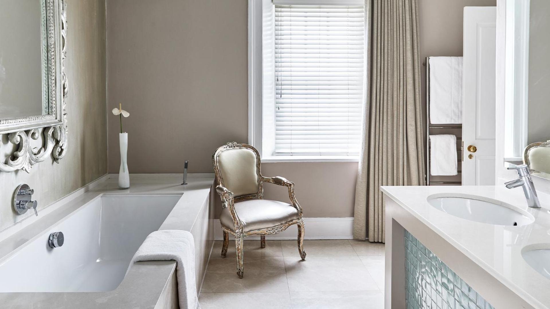 Luxury Suite - Photo 7