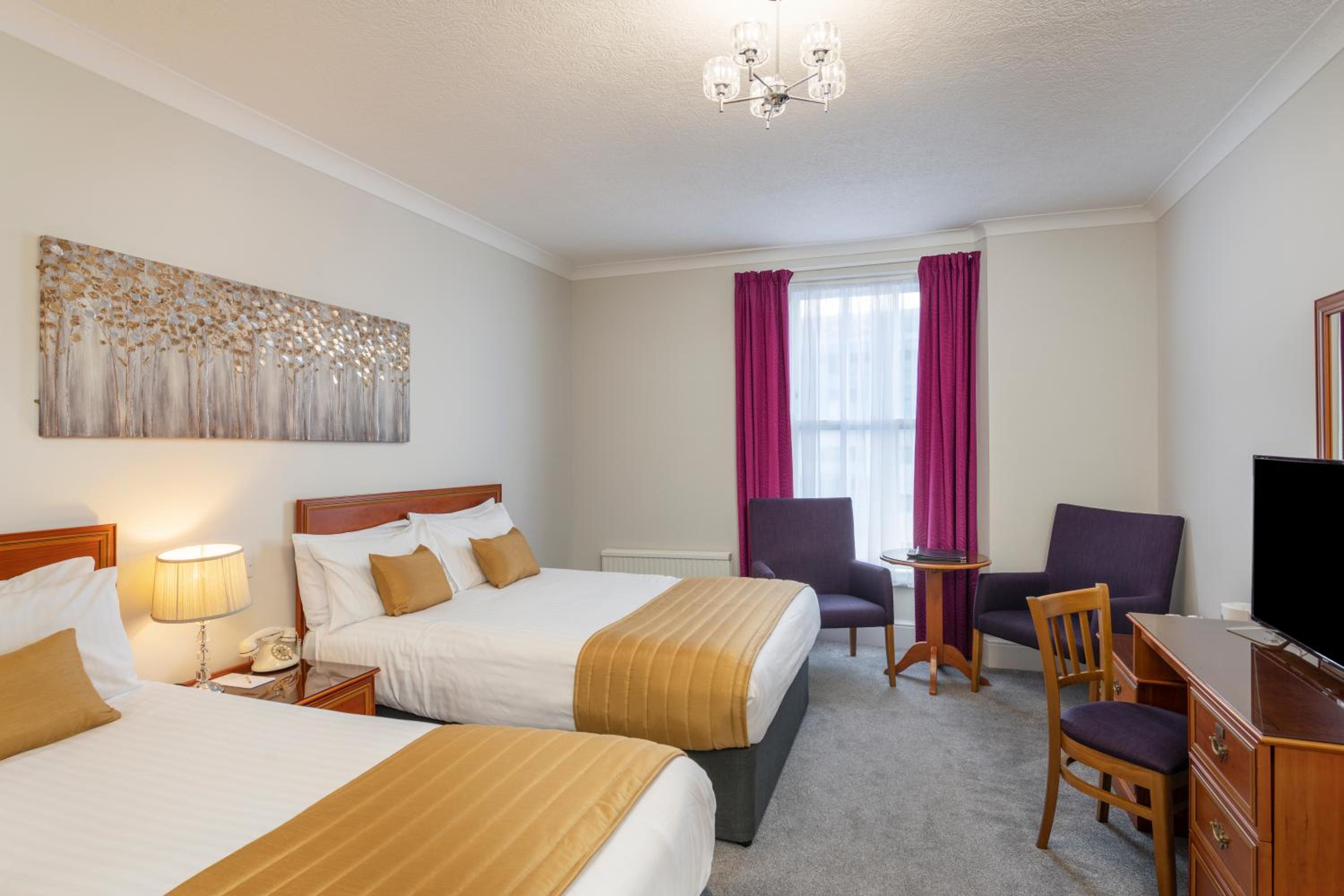 Family Room with One Double Bed and Two Single Beds - Non-Smoking - Photo 2