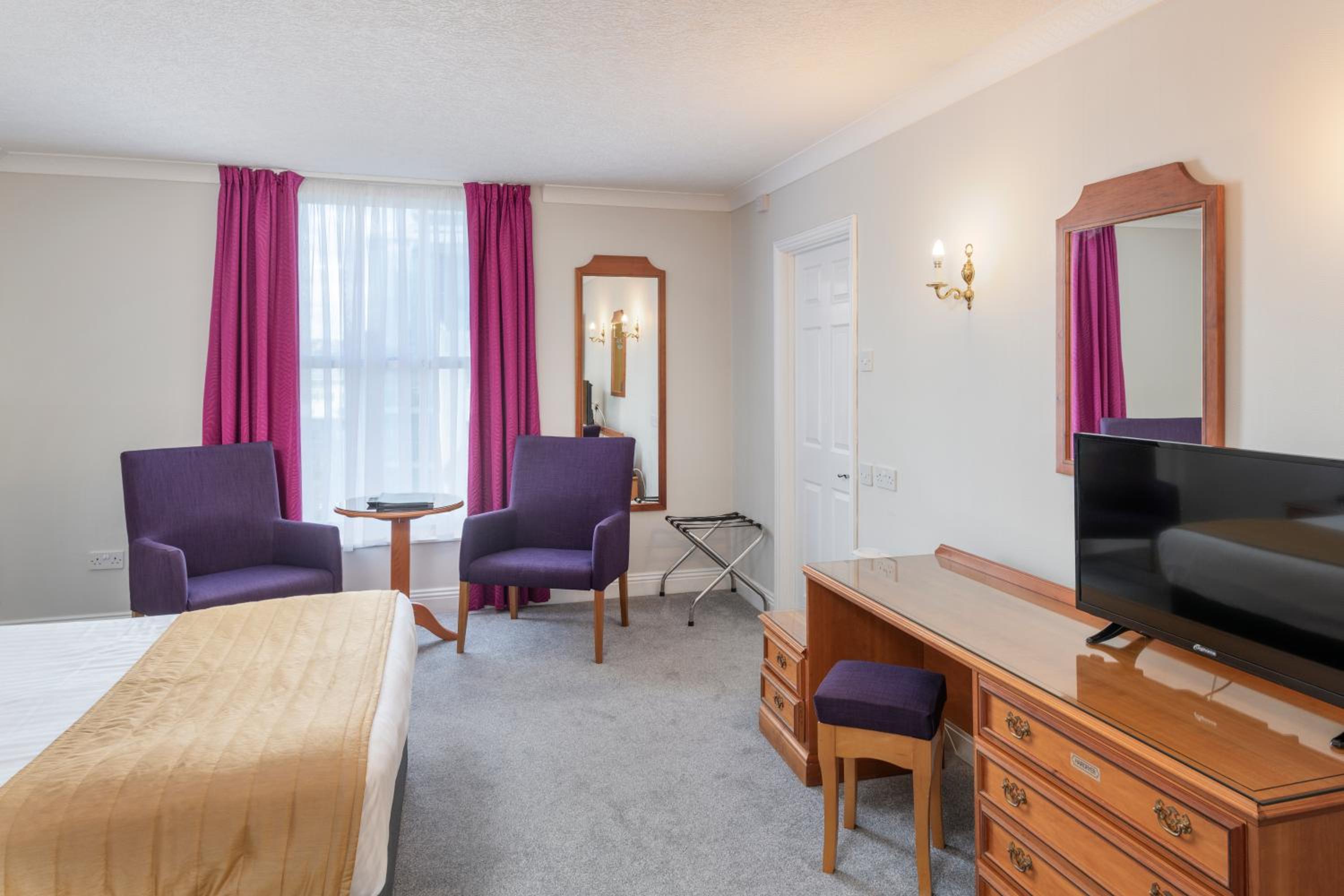 Family Room with One Double Bed and Two Single Beds - Non-Smoking - Photo 6