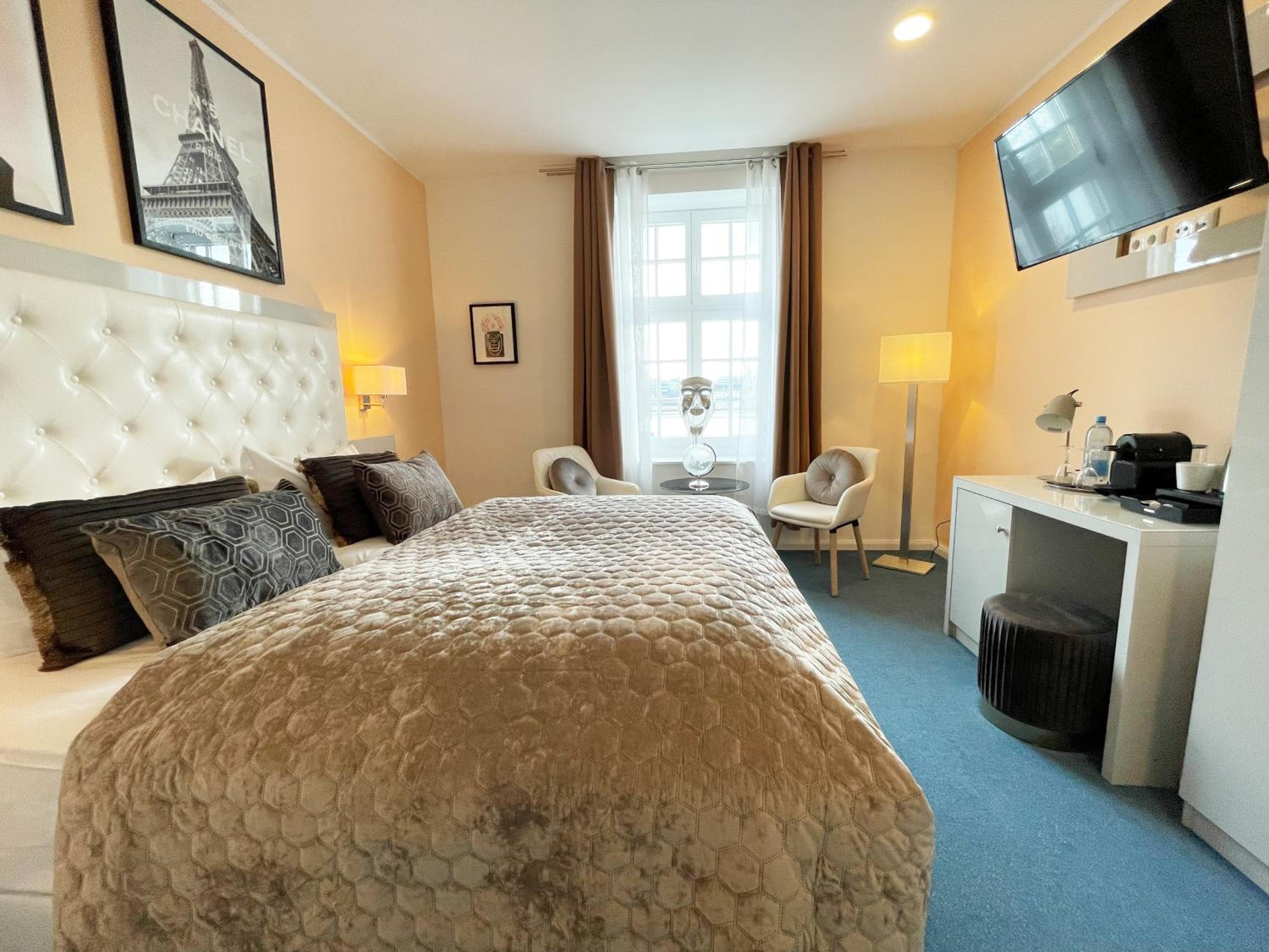 Large Double Room with River View - Photo 23