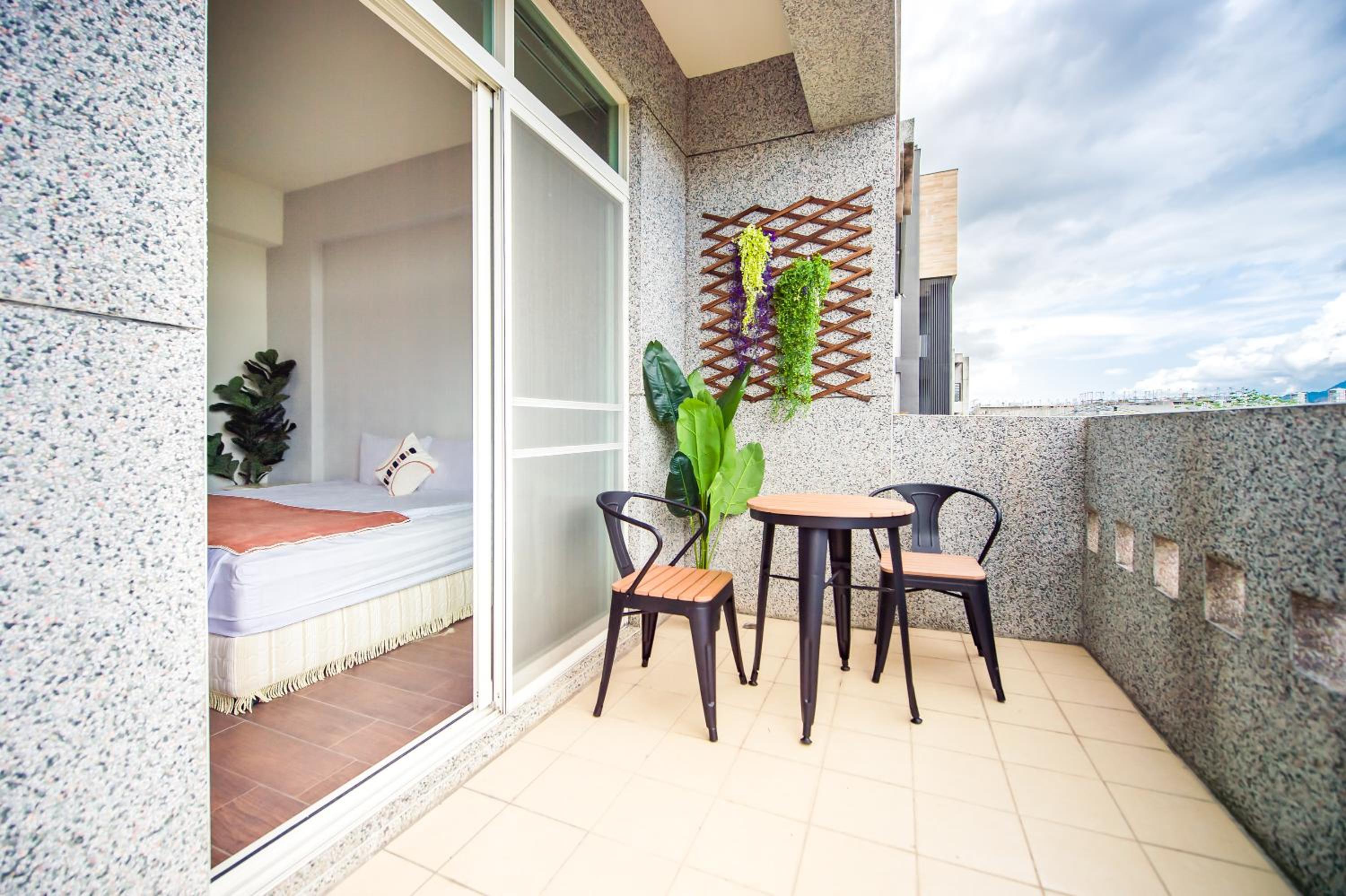 Deluxe Double Room with Balcony - Photo 8