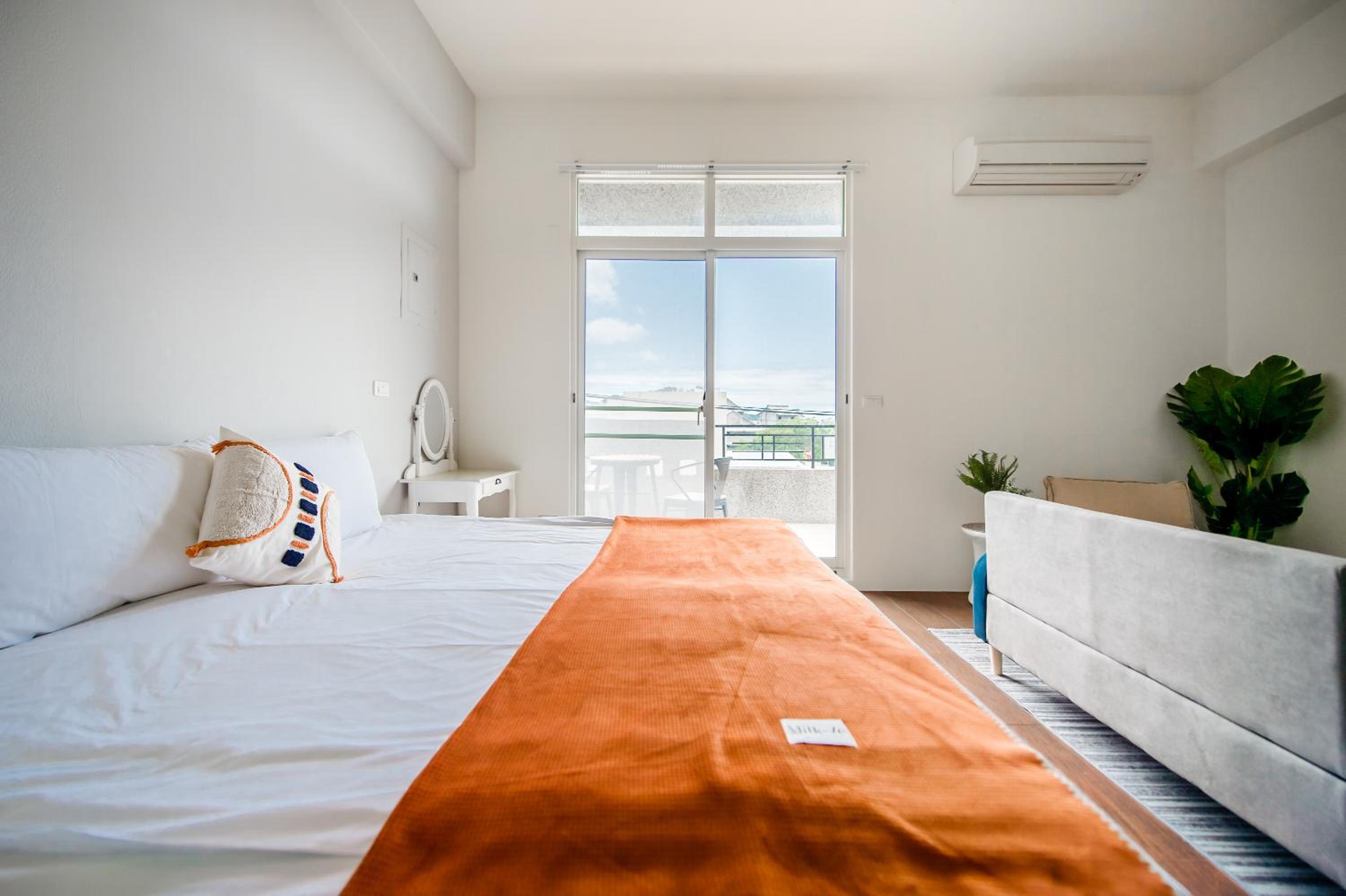 Deluxe Double Room with Balcony - Photo 6