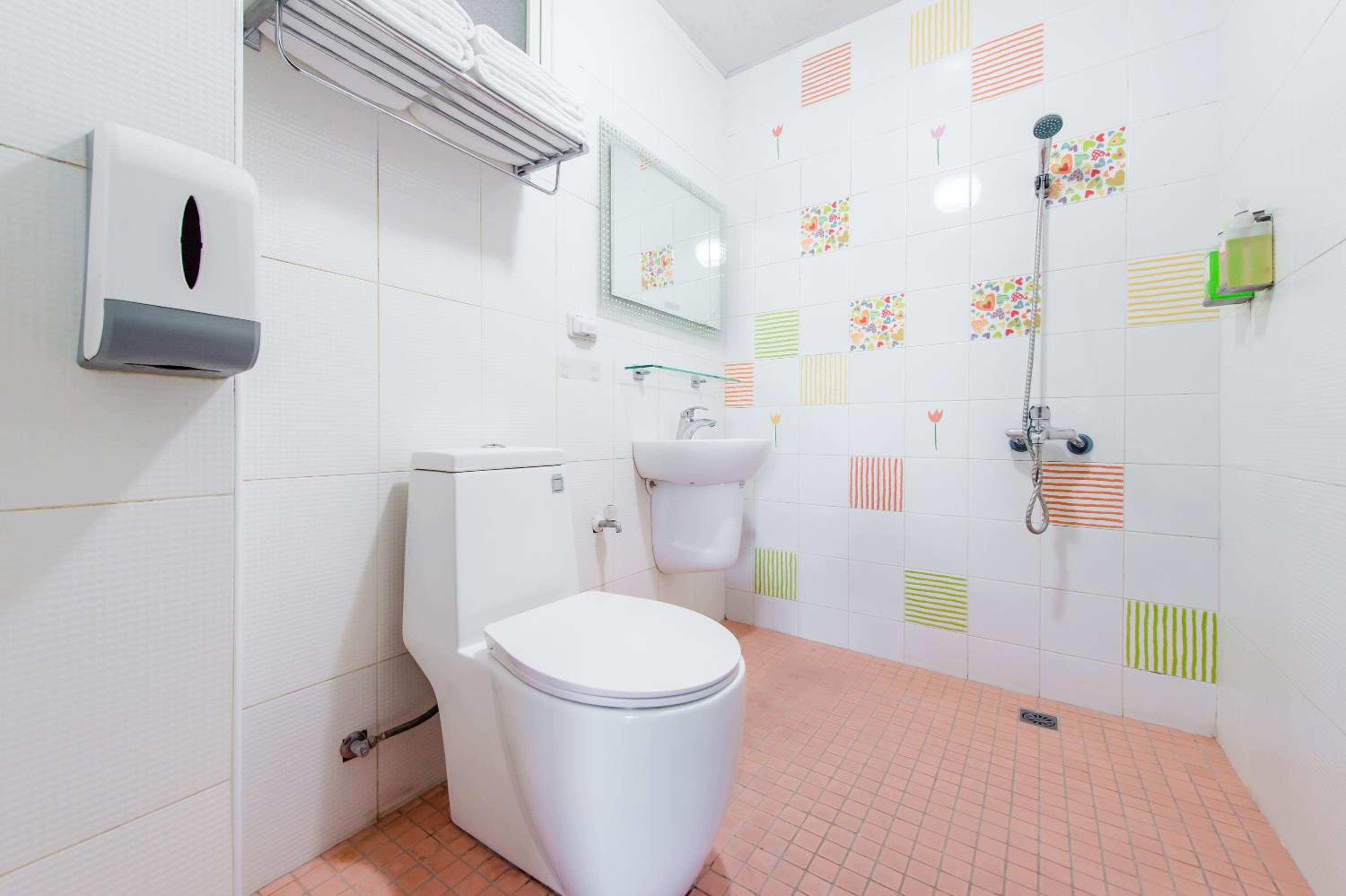 Quadruple Room with Balcony - Photo 9