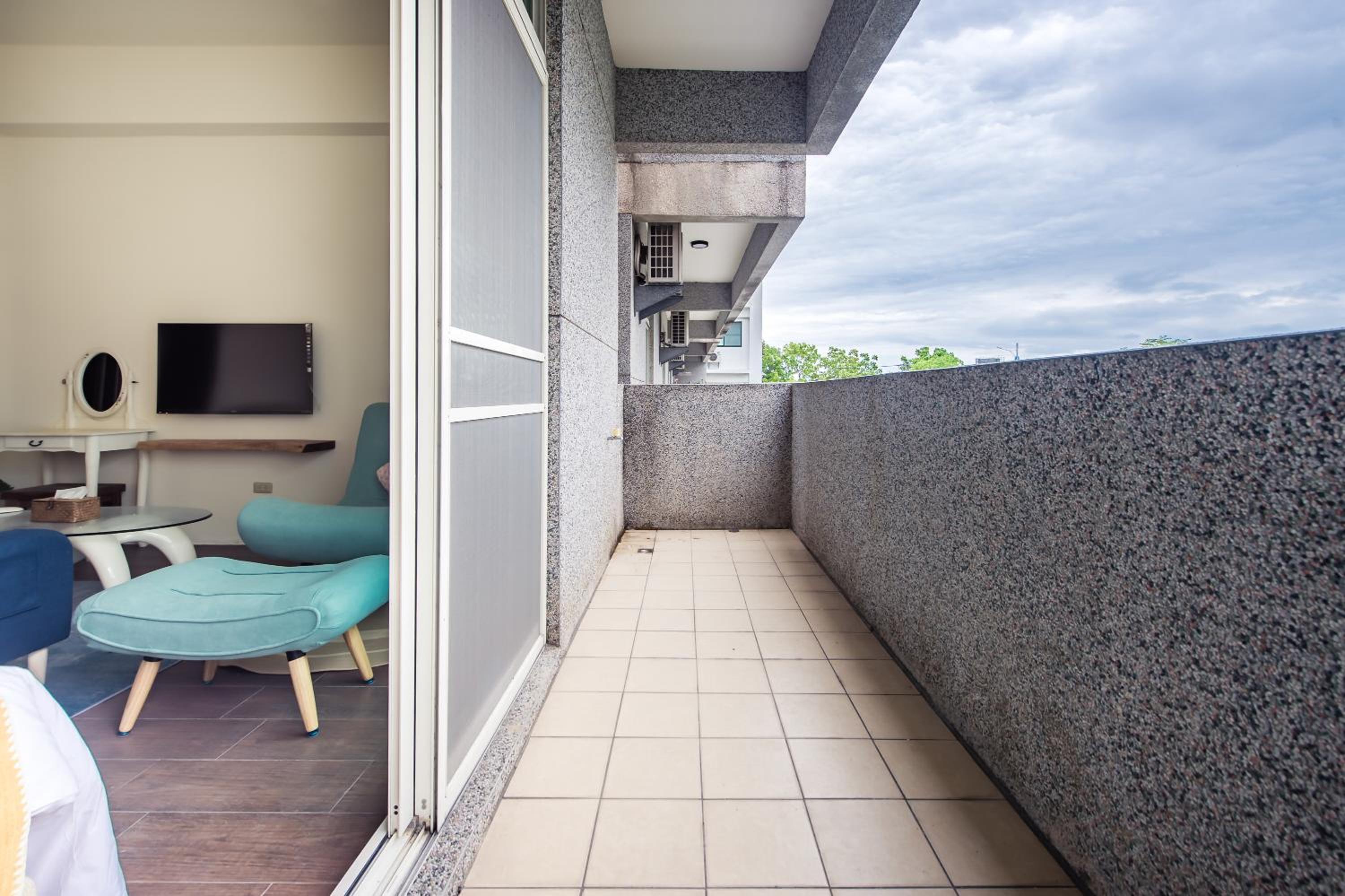 Twin Room with Balcony - Photo 11