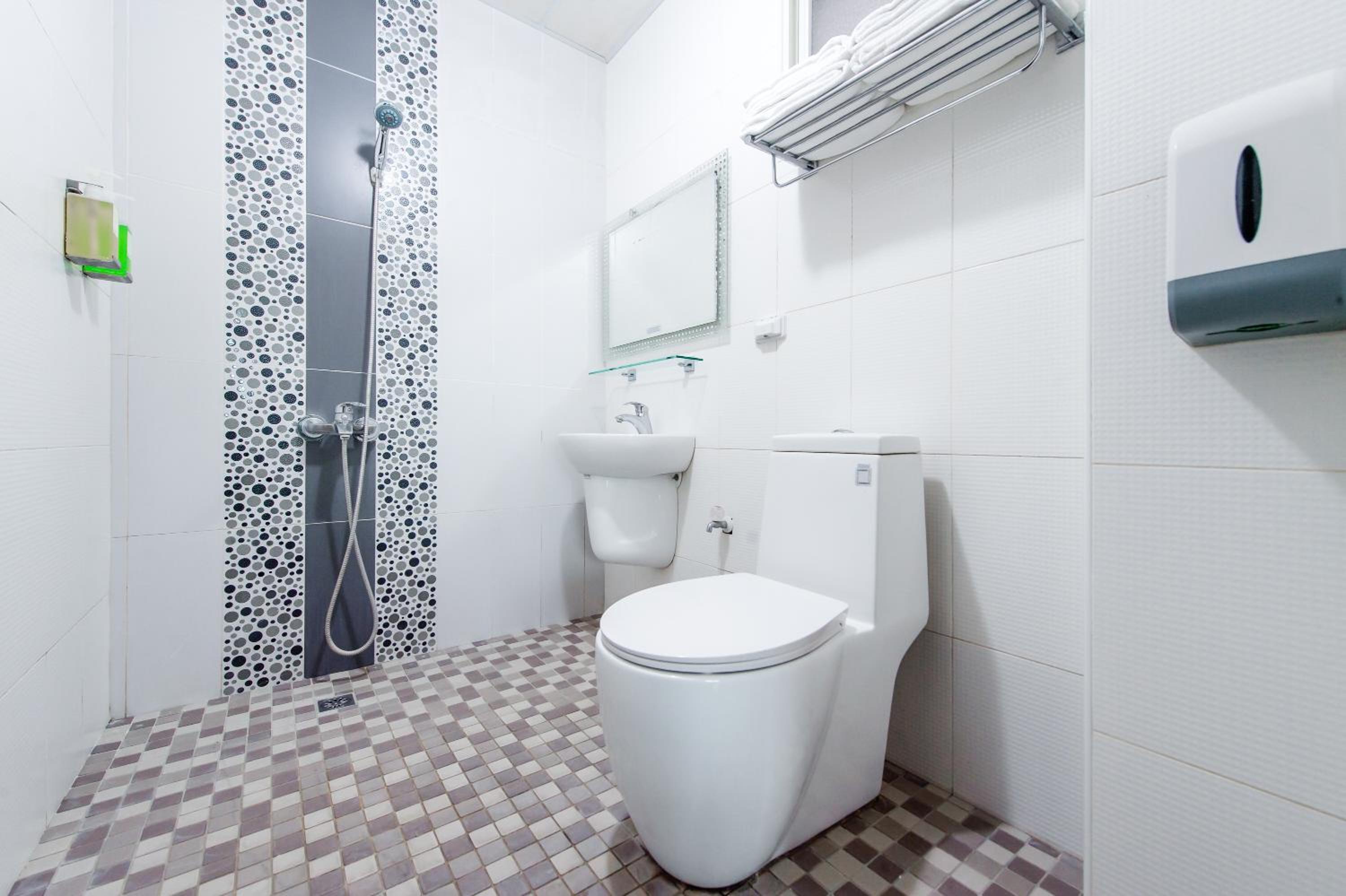 Twin Room with Balcony - Photo 8