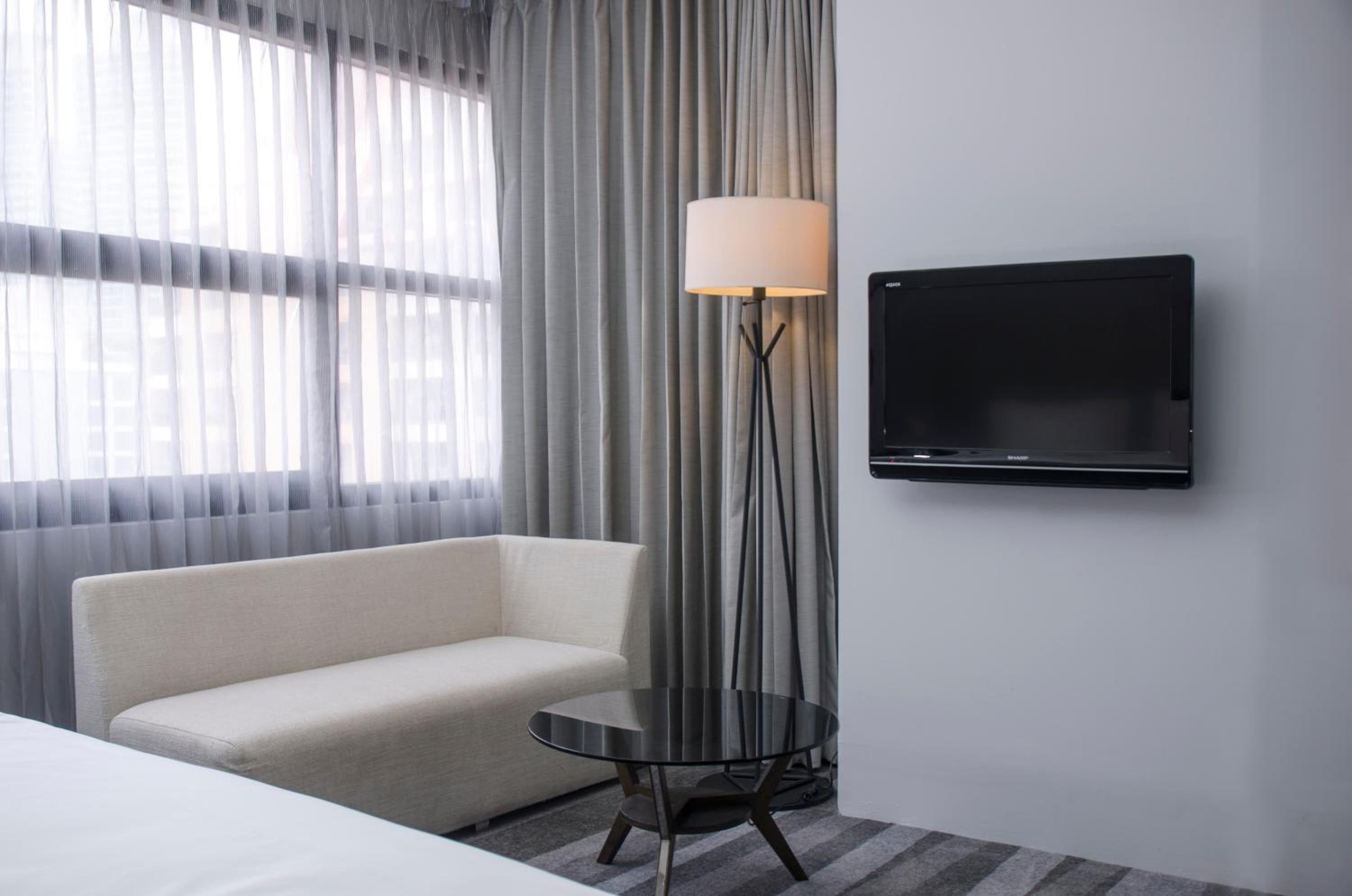 Premium King Room with City View thumbnail 5