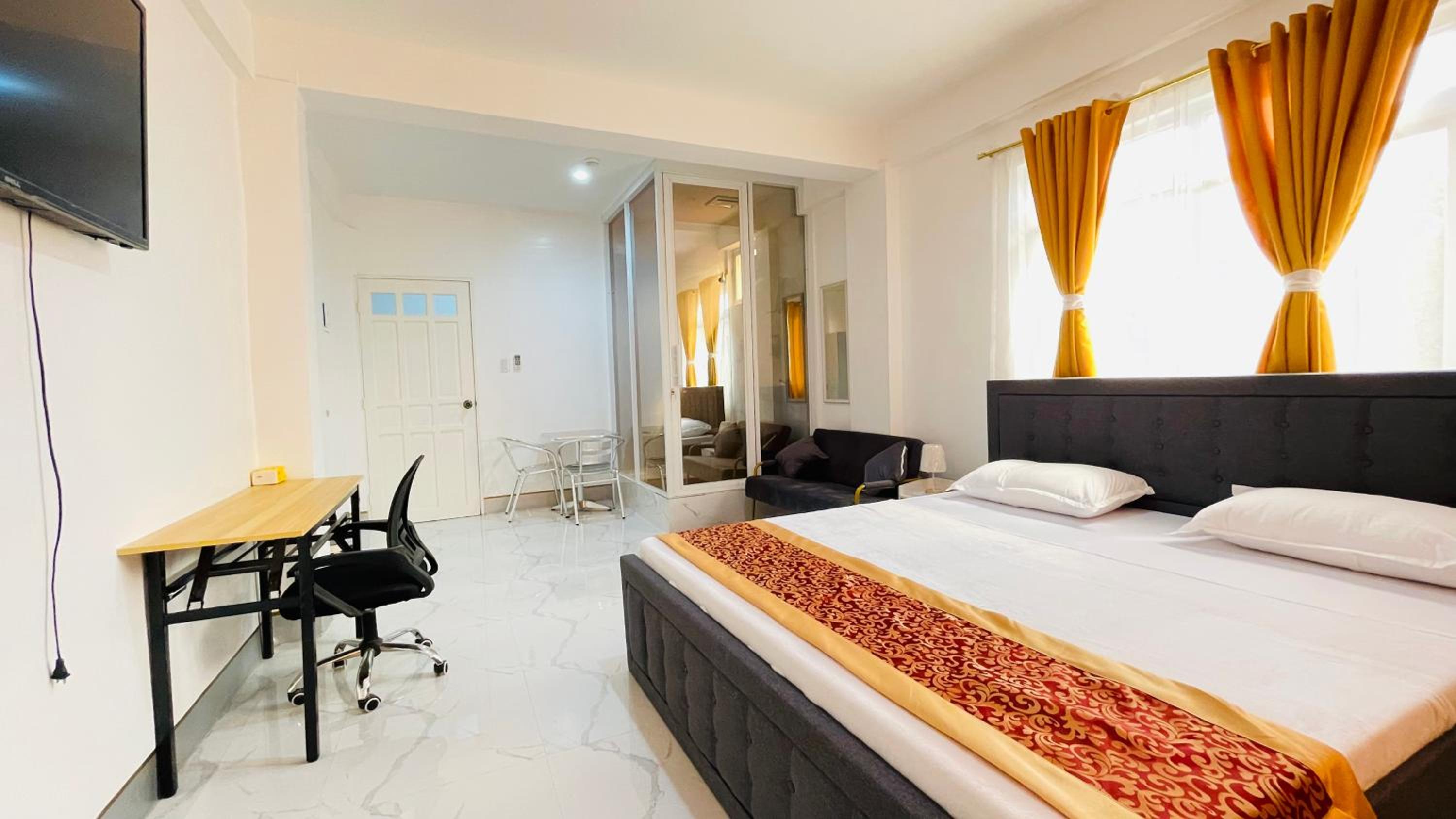 Deluxe King Suite photo 2