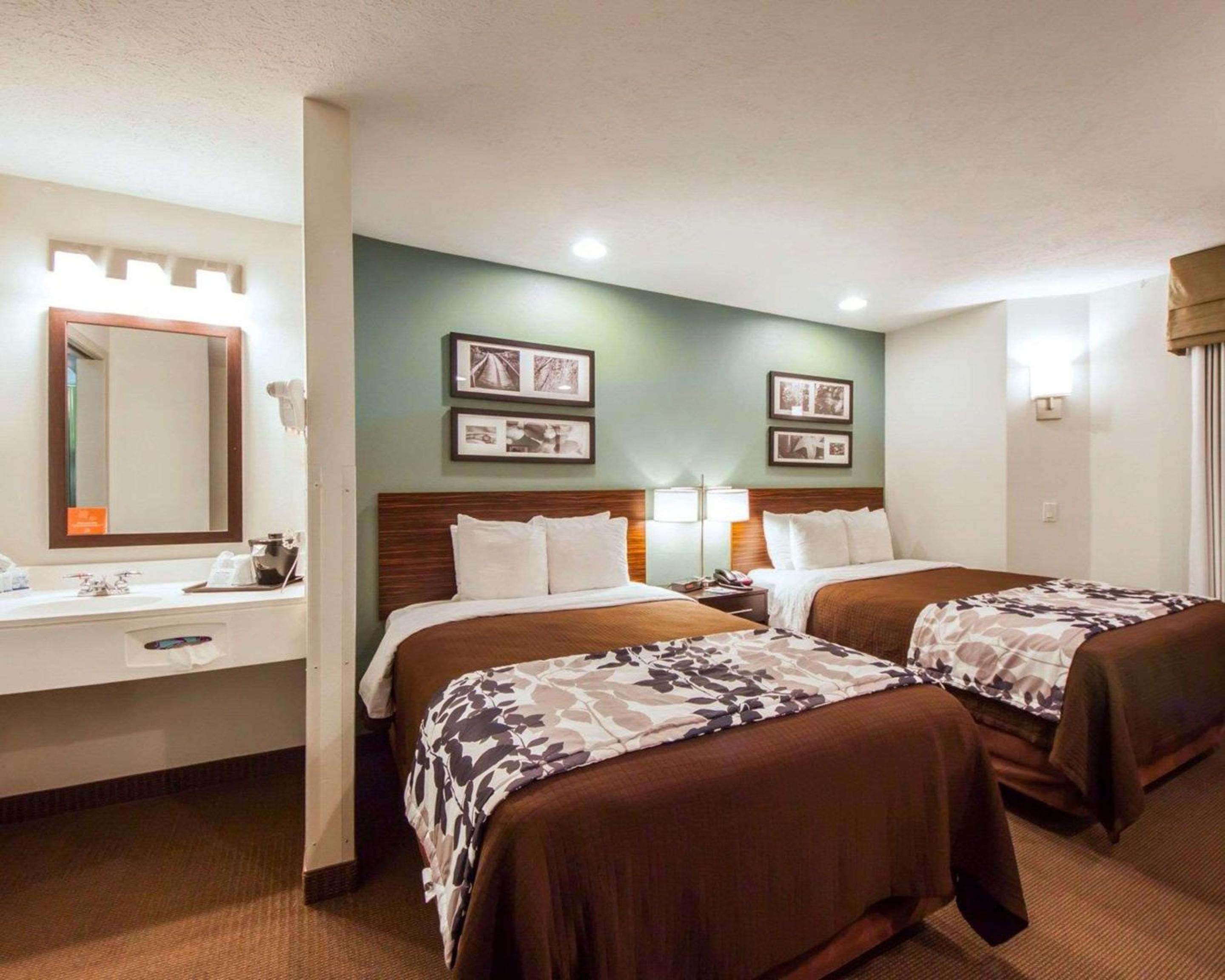 Room with One Queen Bed and One Double Bed - Non-Smoking - Photo 2
