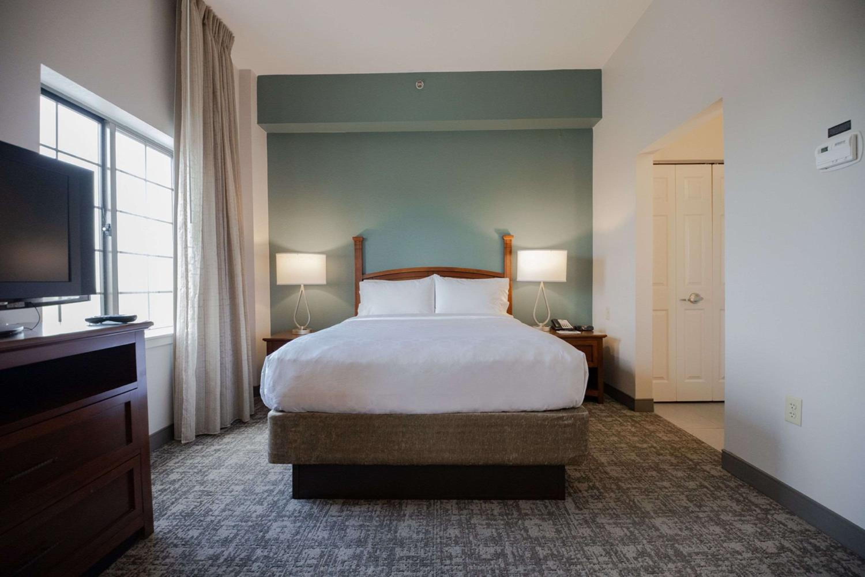 Queen Studio Suite - Photo 1