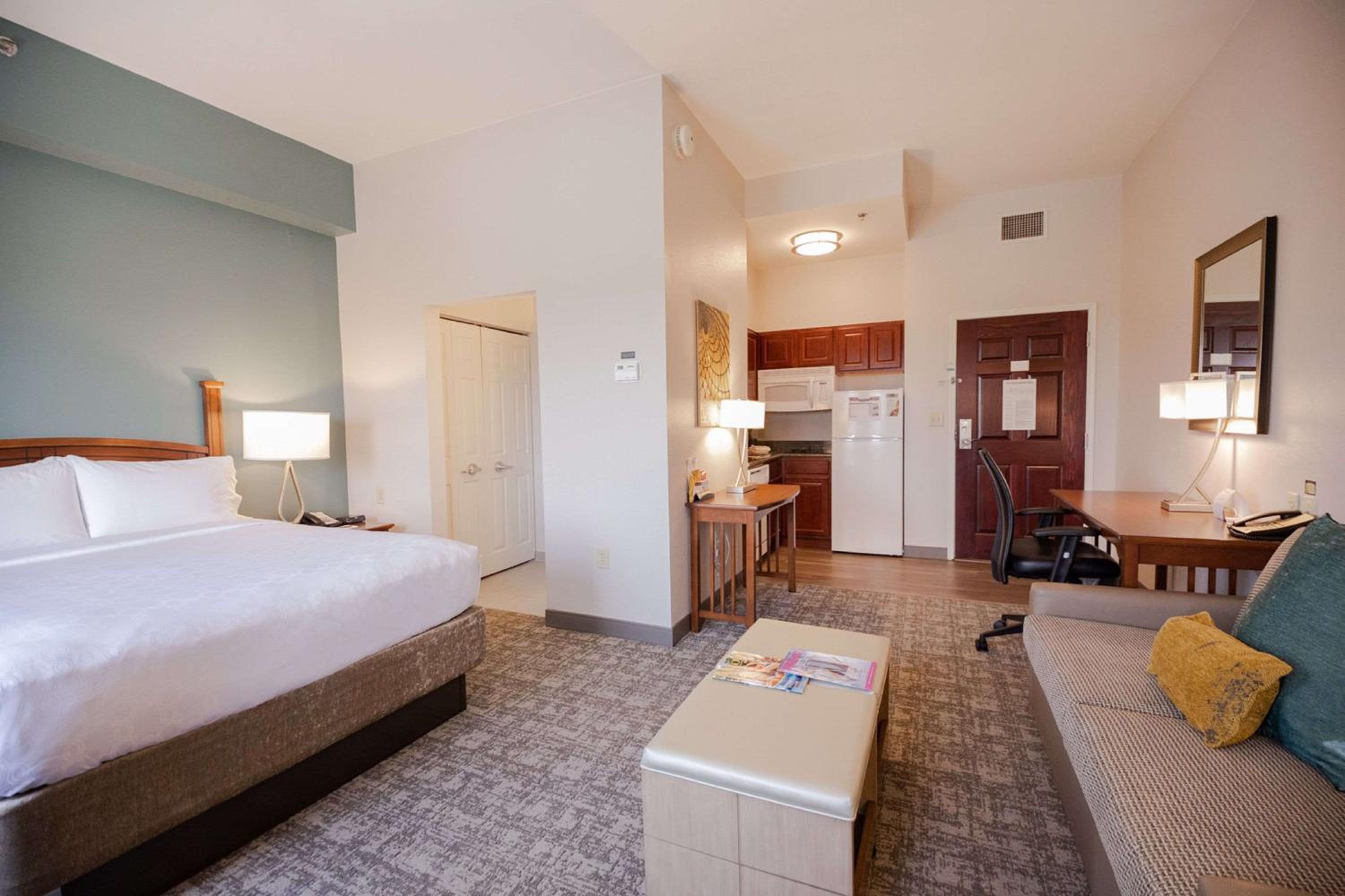 Queen Studio Suite - Photo 3