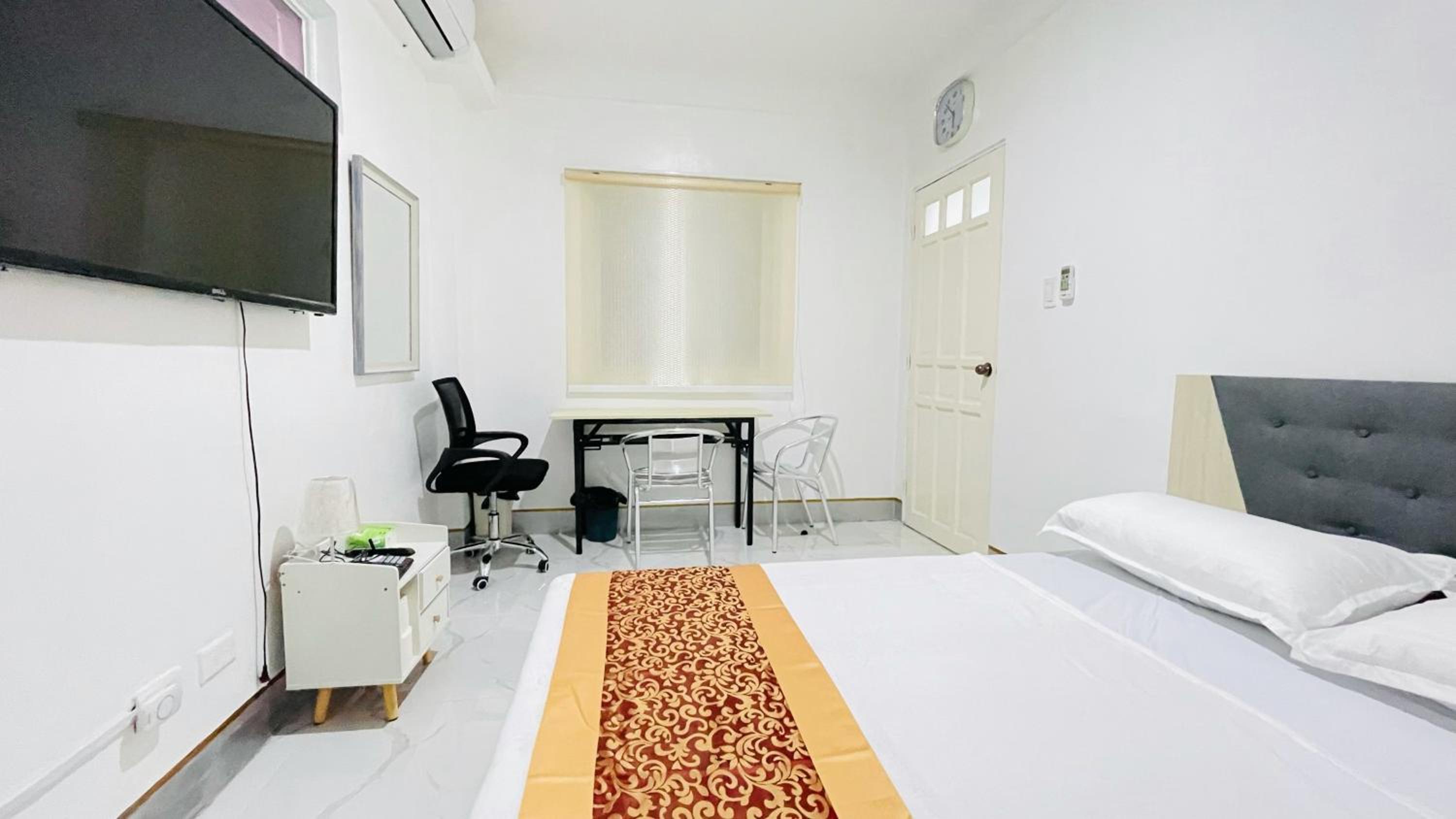 Deluxe Queen Suite photo 2