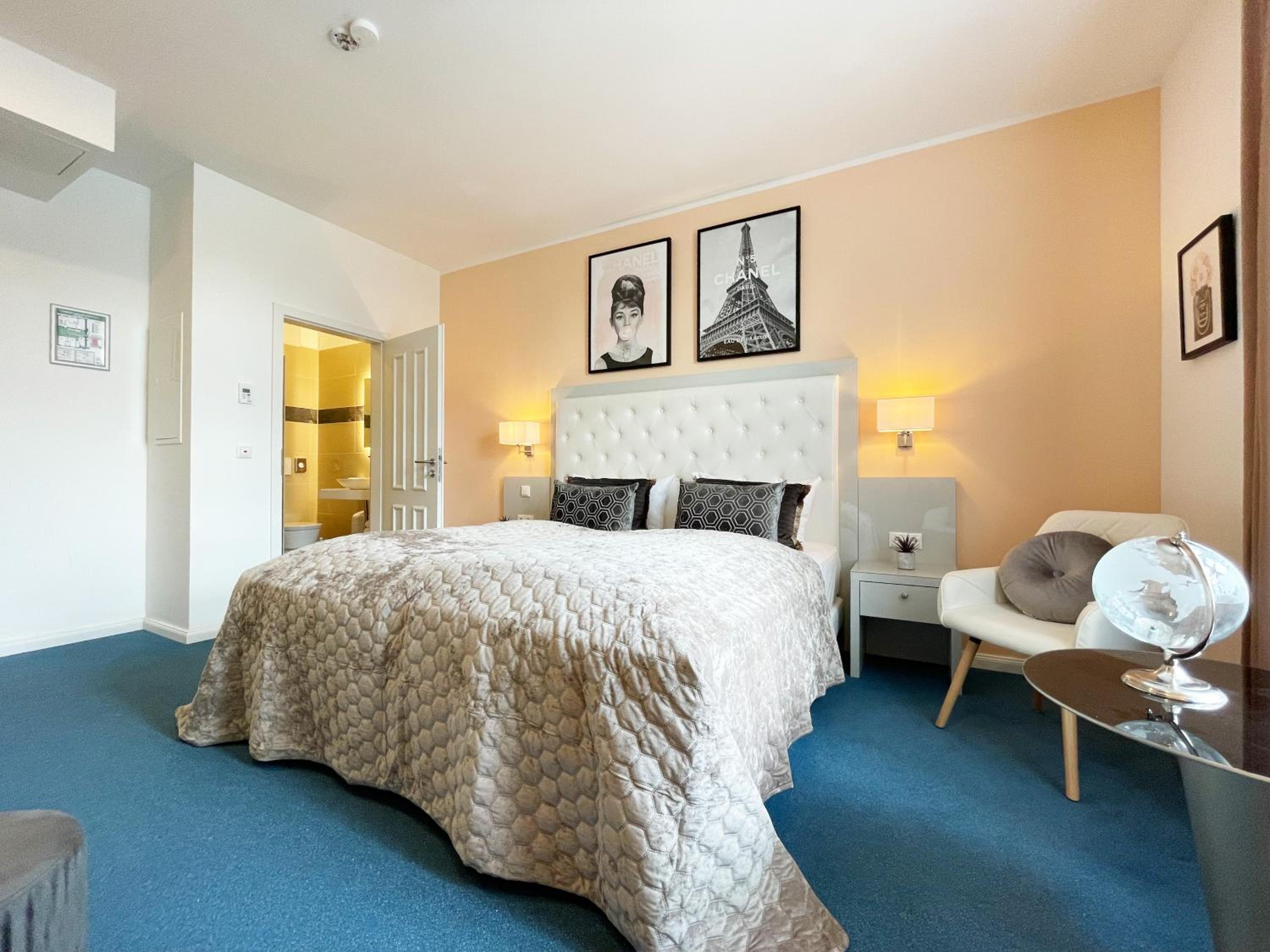 Large Double Room with River View - Photo 17