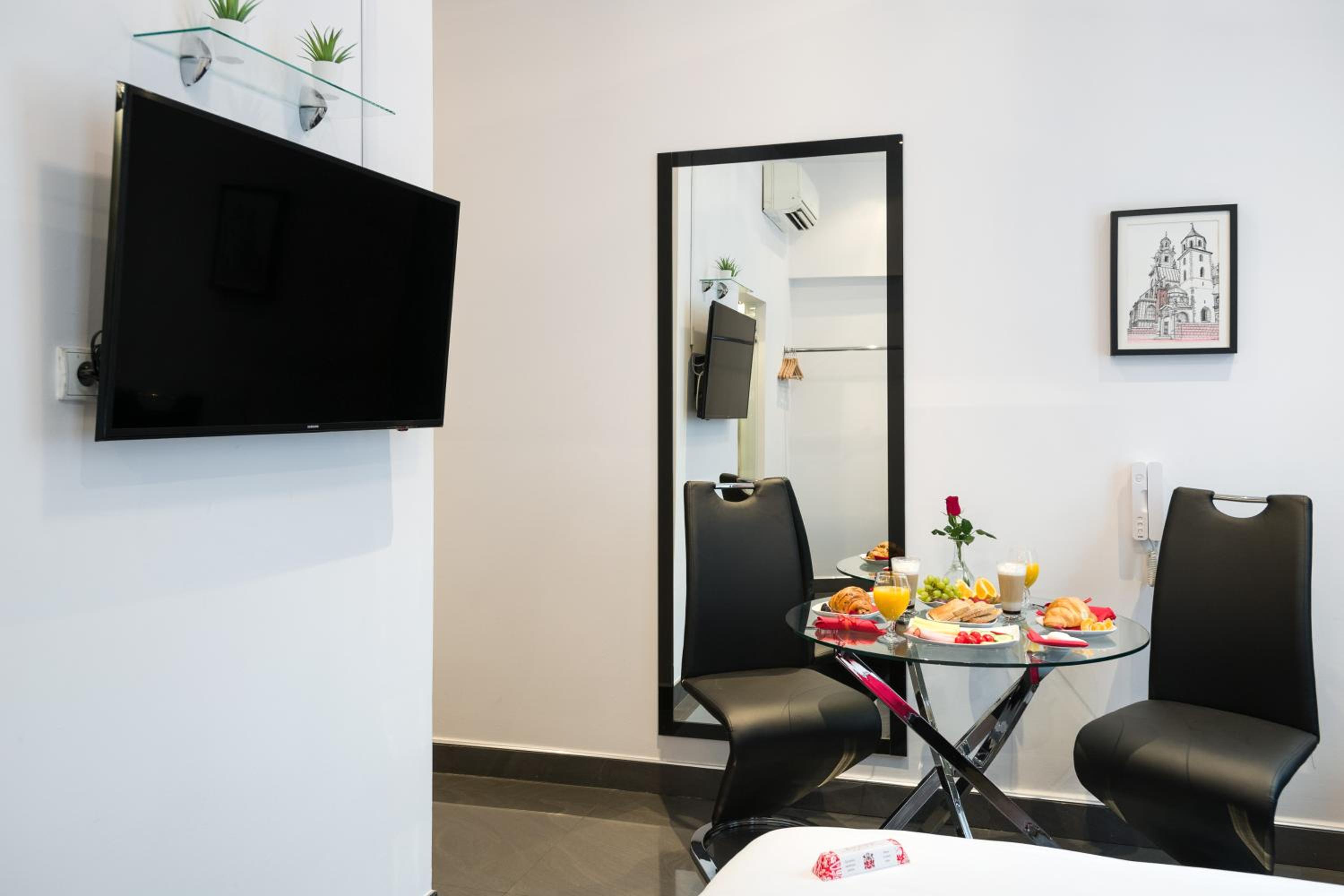 Luxury King Room with 2-person Hot Tub - Photo 39