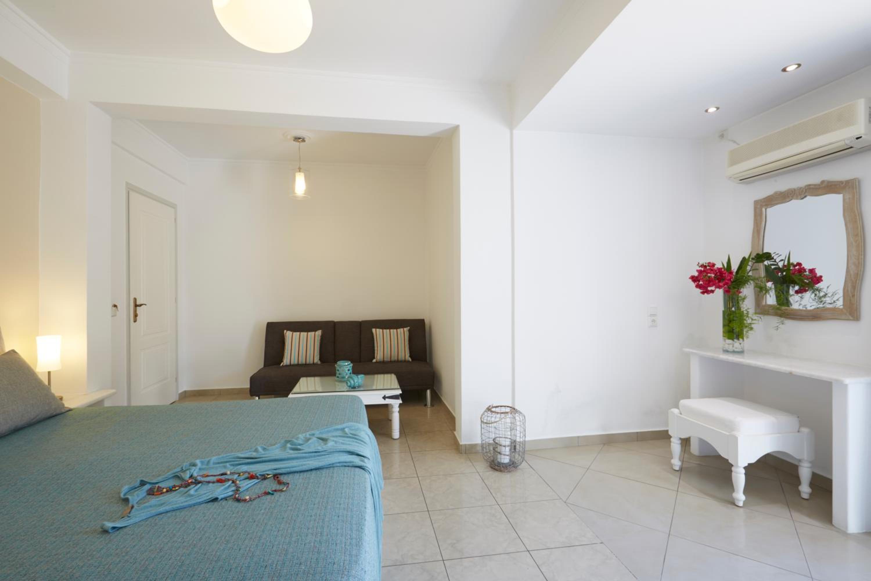 Deluxe Double Room with Outdoor Jetted Tub - Photo 6