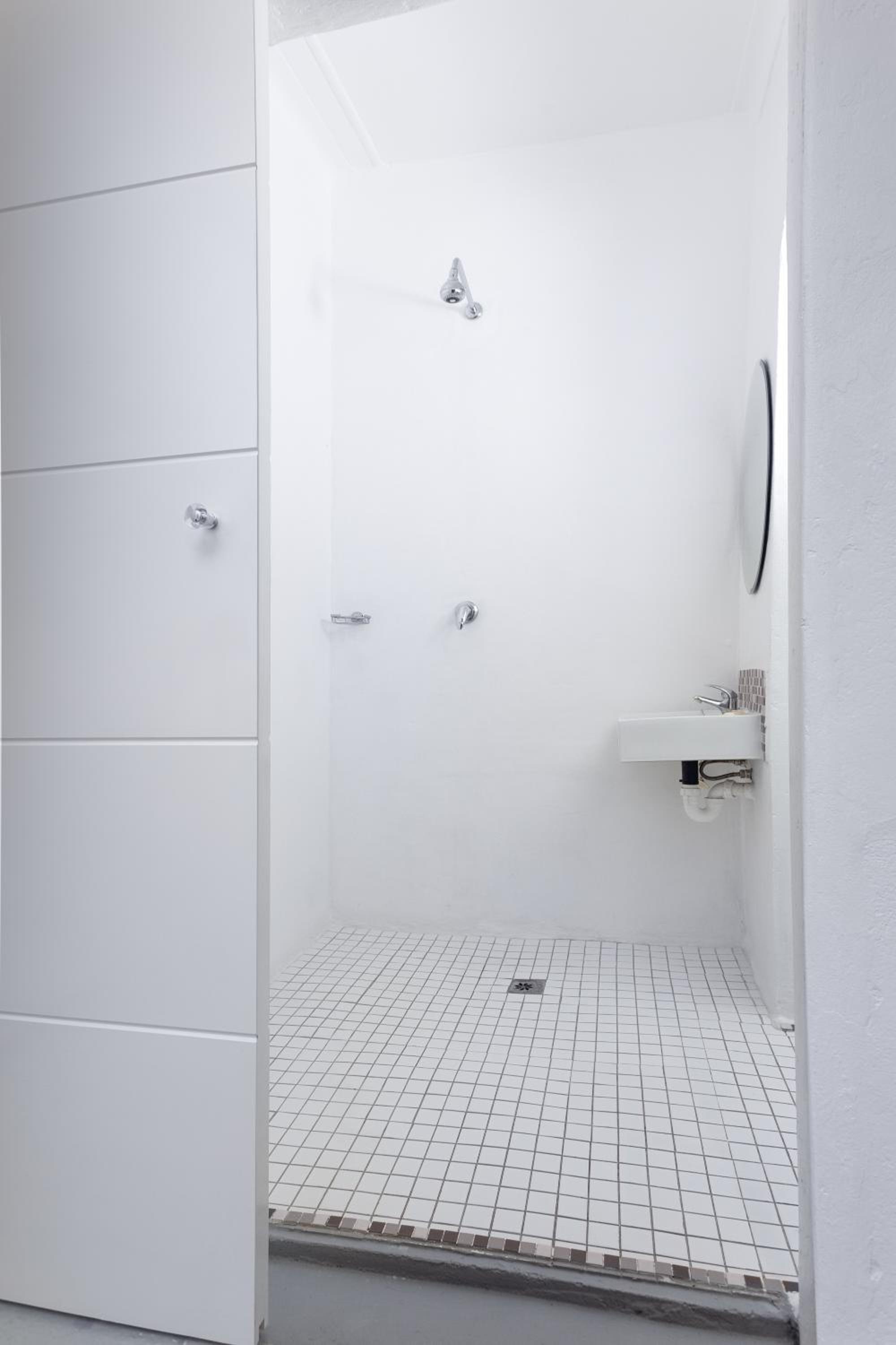Deluxe Double Room with Shower - Photo 12