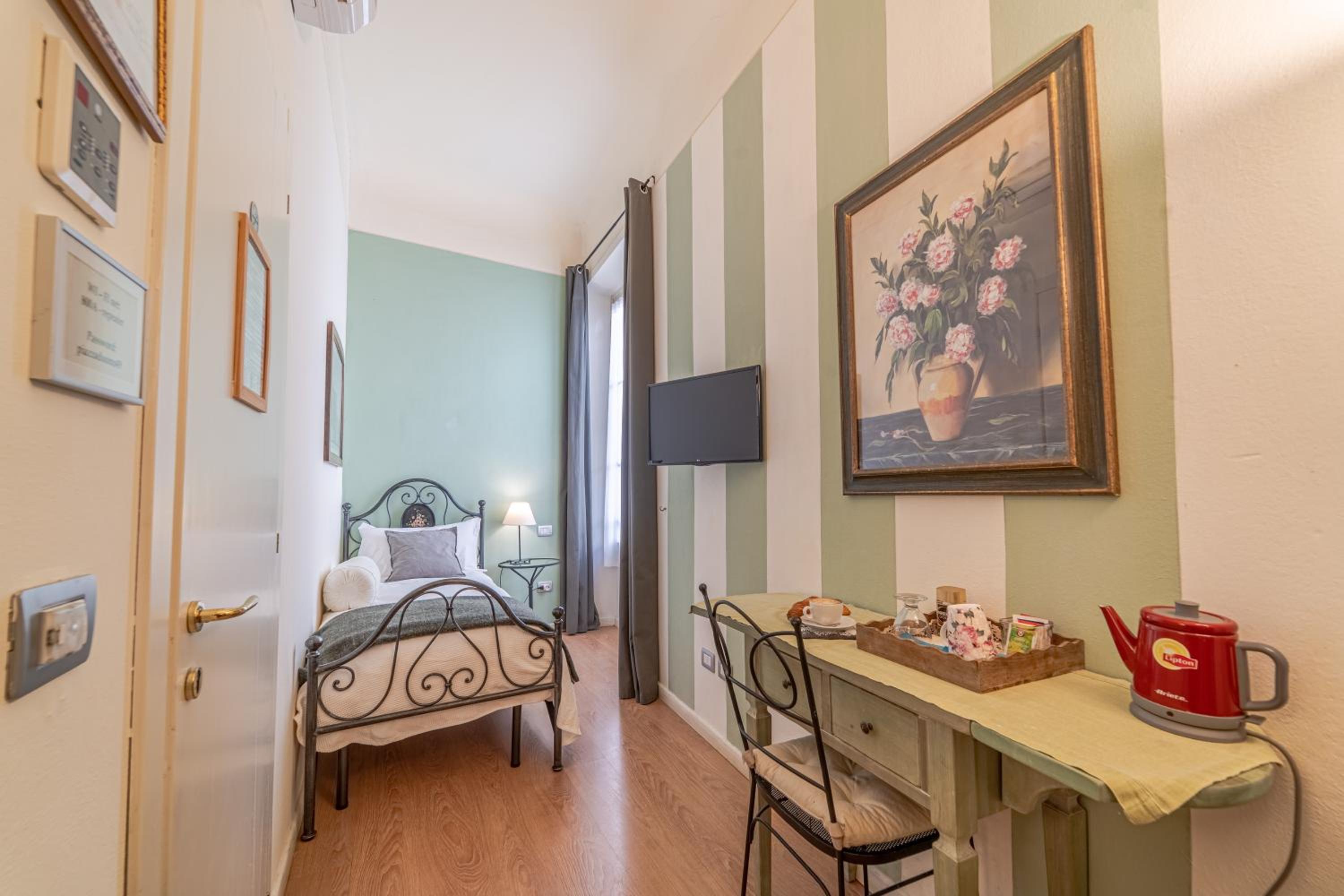 Single Room photo 3