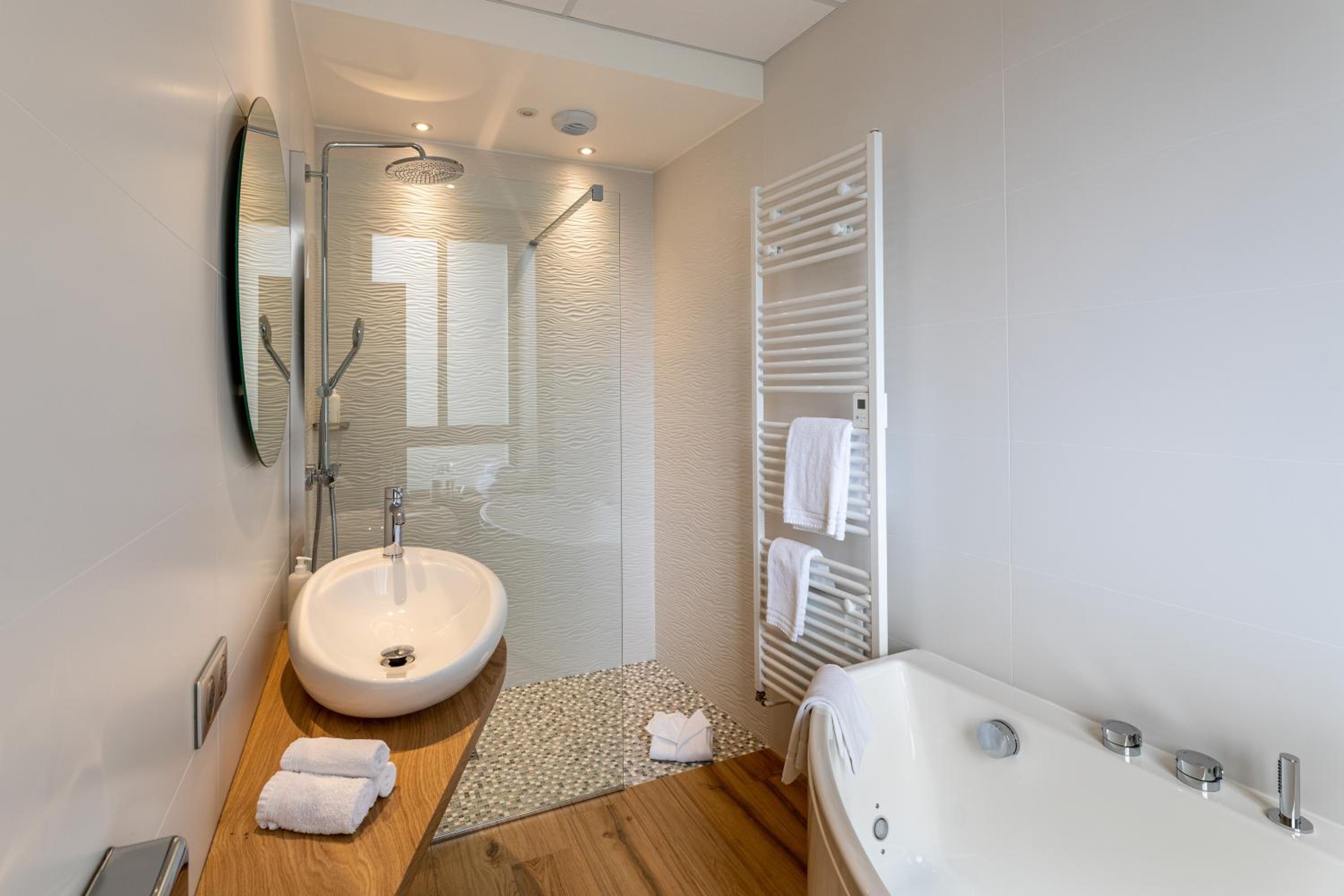 Deluxe Suite - Photo 7