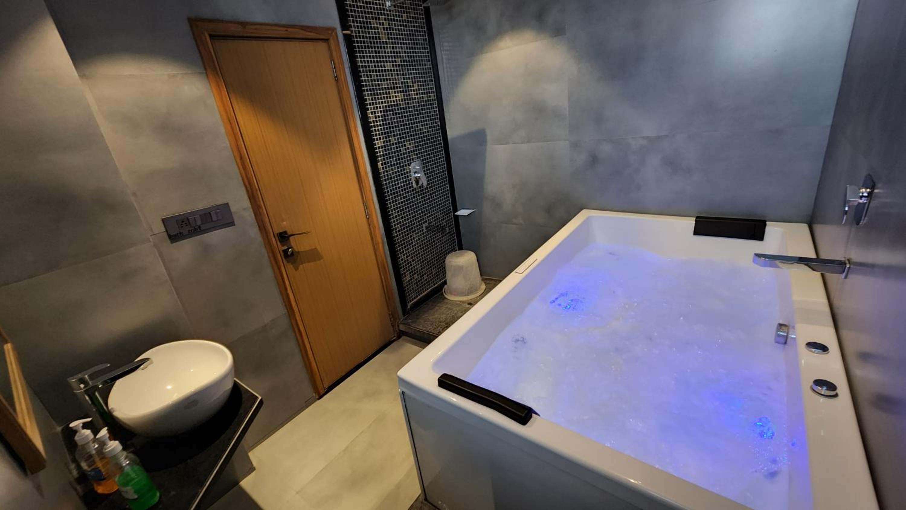 Suite with Spa Bath - Photo 12