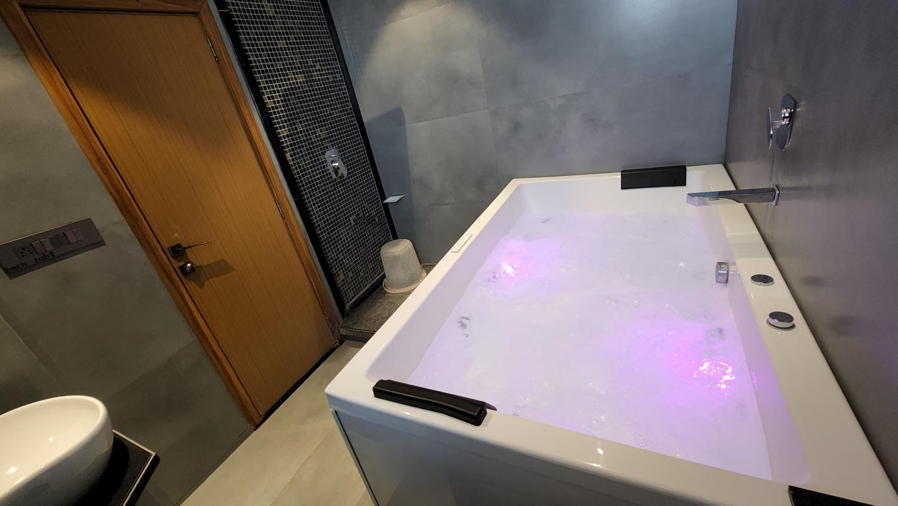 Suite with Spa Bath - Photo 14