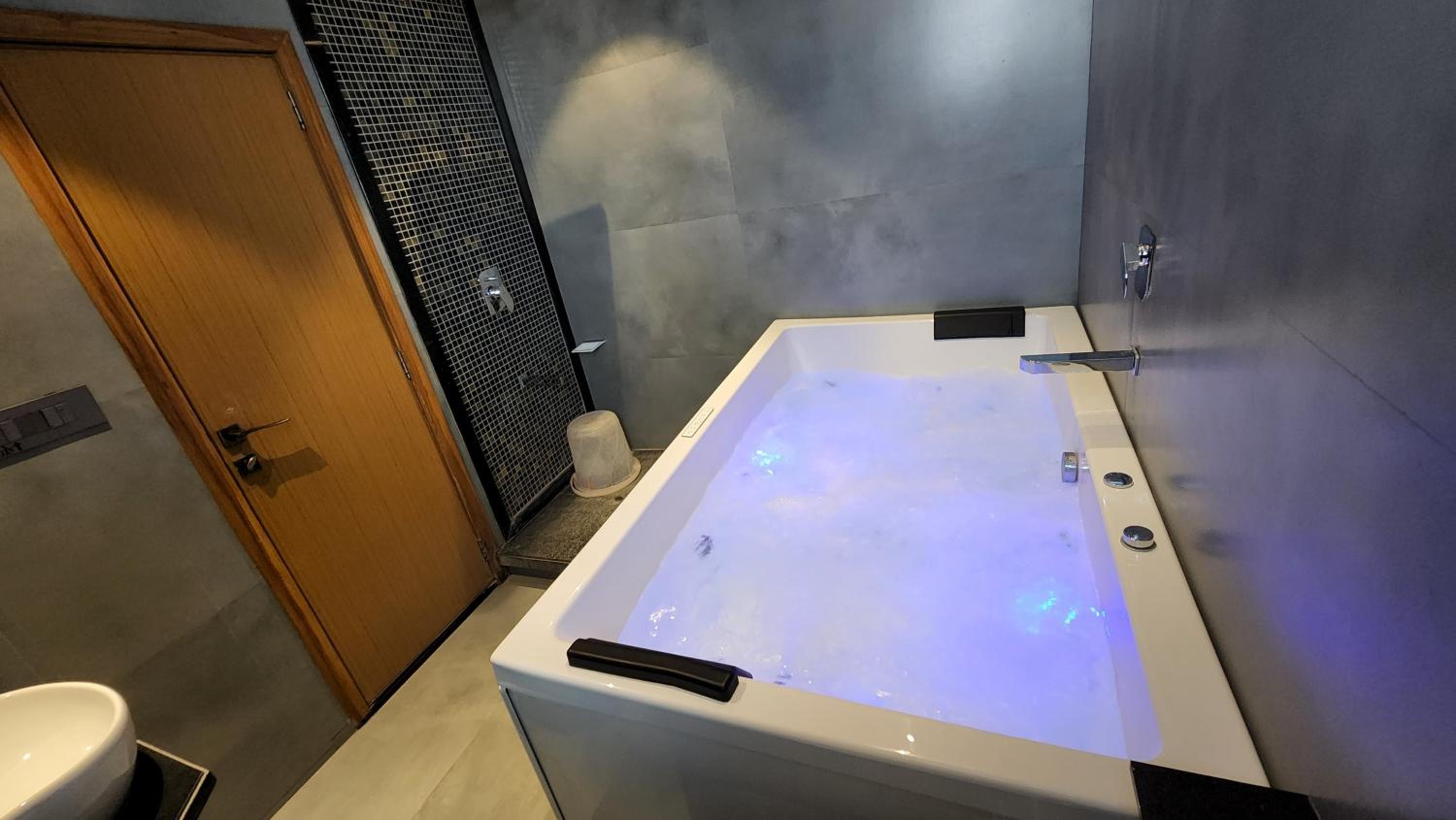Suite with Spa Bath - Photo 35