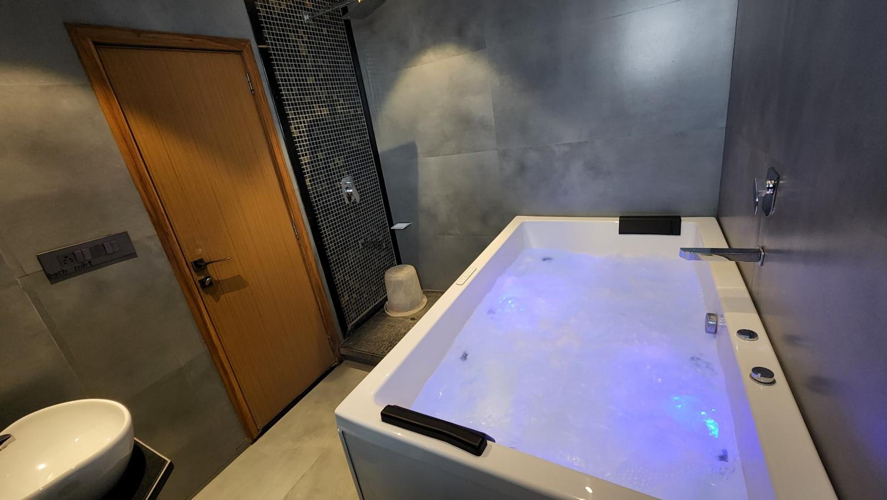 Suite with Spa Bath - Photo 34