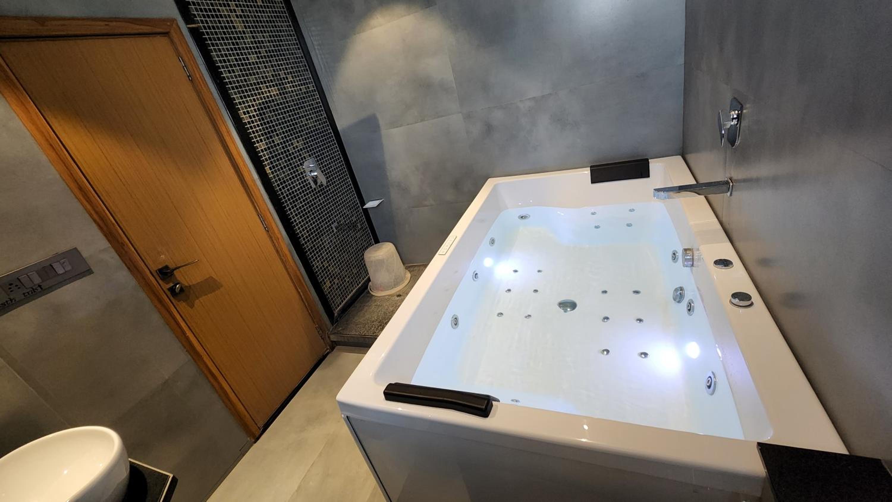 Suite with Spa Bath - Photo 16