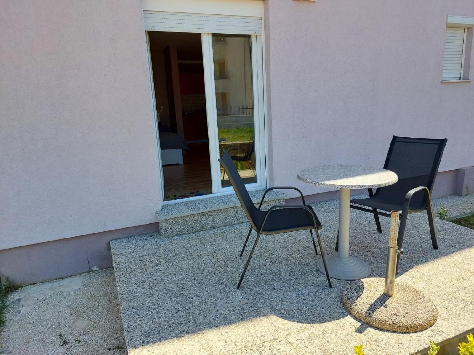 Studio Apartment - Photo 28